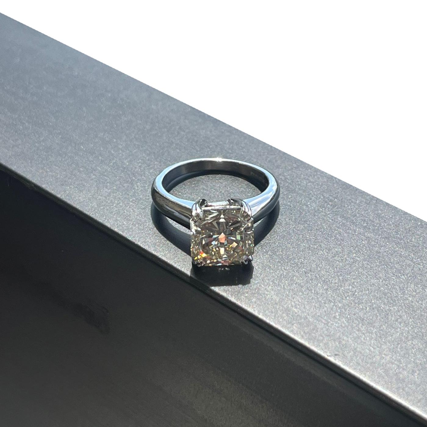 Bague de fiançailles en platine de 4,28 carats de diamants carrés naturels à taille rayonnante en vente 1