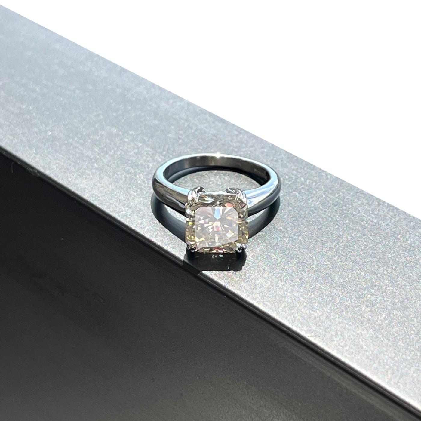 Bague de fiançailles en platine de 4,28 carats de diamants carrés naturels à taille rayonnante en vente 2