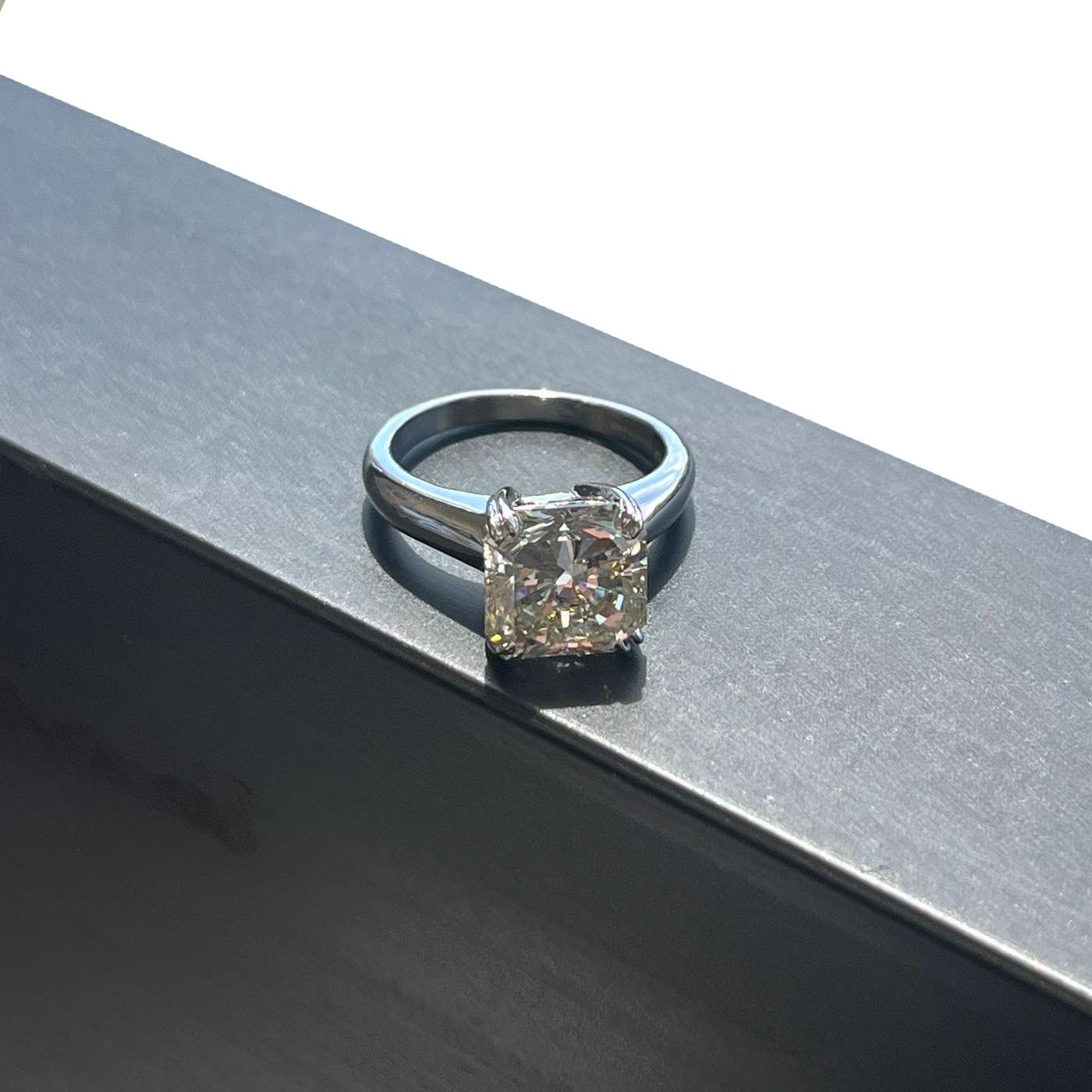 Bague de fiançailles en platine de 4,28 carats de diamants carrés naturels à taille rayonnante en vente 3