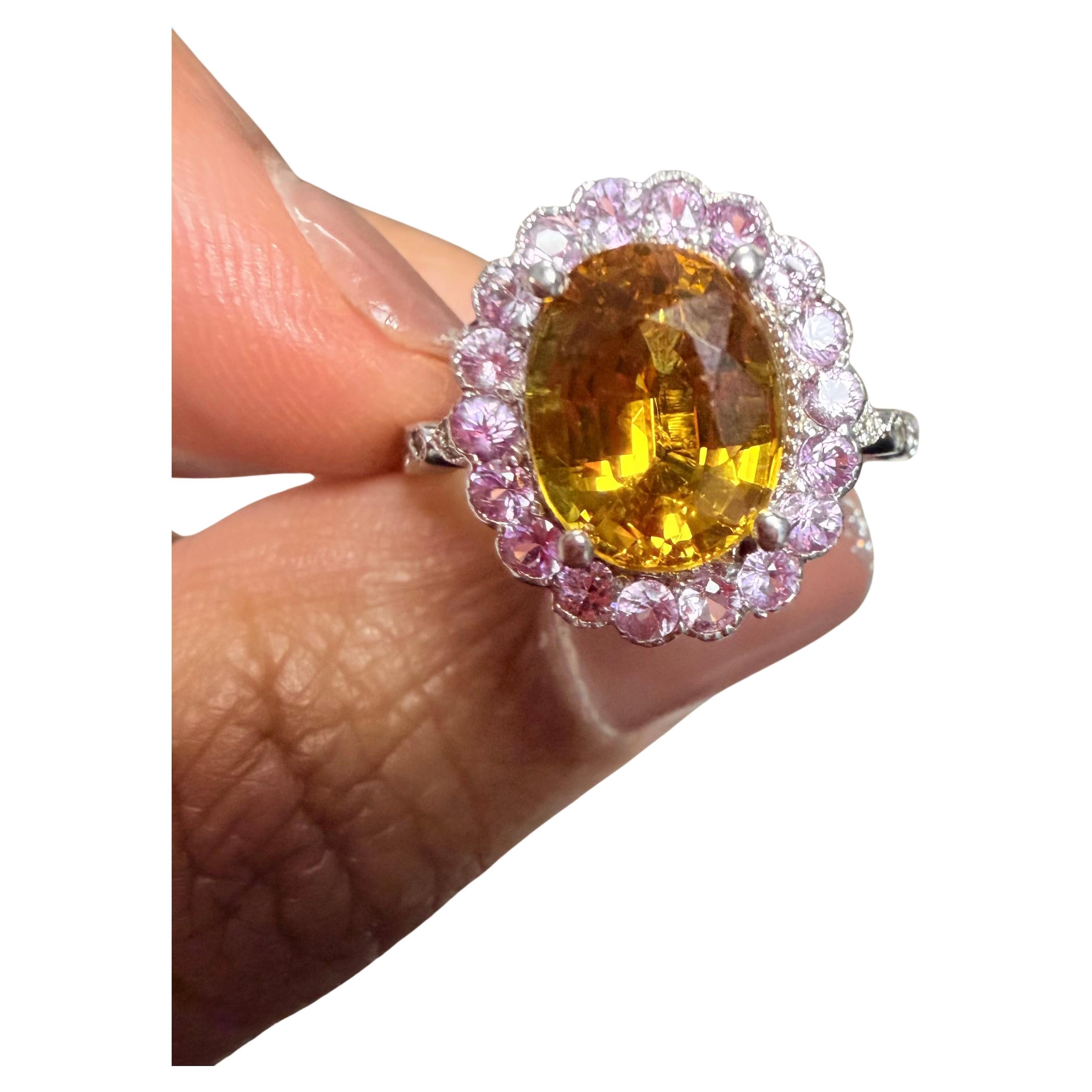 Anello con zaffiro arancione da 4,28 carati, zaffiro rosa e diamante in oro bianco da 14 carati in vendita