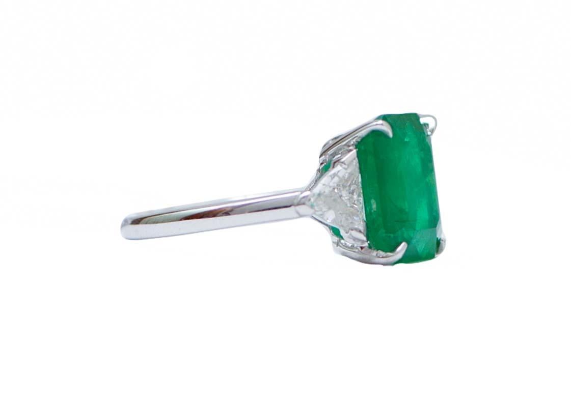 Elegante bague en structure d'or blanc 18 kt montée avec une émeraude certifiée et, latéralement, des diamants.
Diamants 0,92 ct
Émeraude 4,28 ct
Poids total 4.80 gr
RF  +GRUCR
Taille italienne 13
Taille 6.5
Français Taille 53

Pour toute