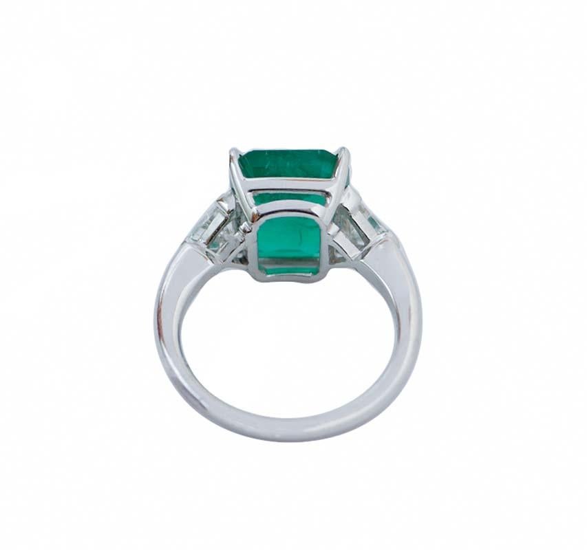 Rétro Bague en or blanc 18 carats, diamants et émeraude 4,28 carats en vente