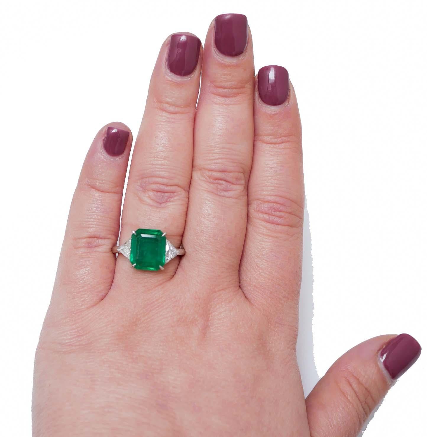 Taille mixte Bague en or blanc 18 carats, diamants et émeraude 4,28 carats en vente