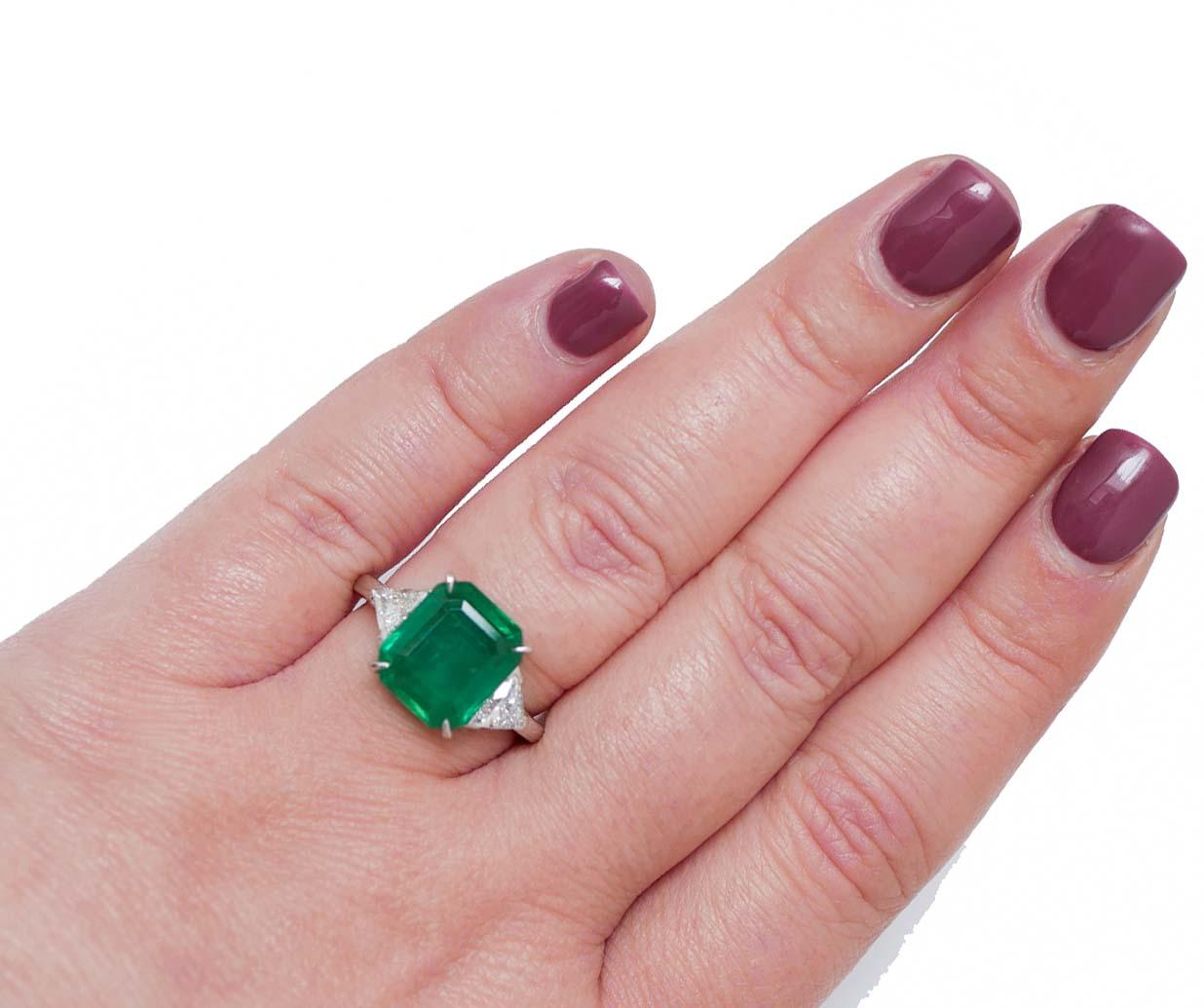 Bague en or blanc 18 carats, diamants et émeraude 4,28 carats Bon état - En vente à Marcianise, Marcianise (CE)
