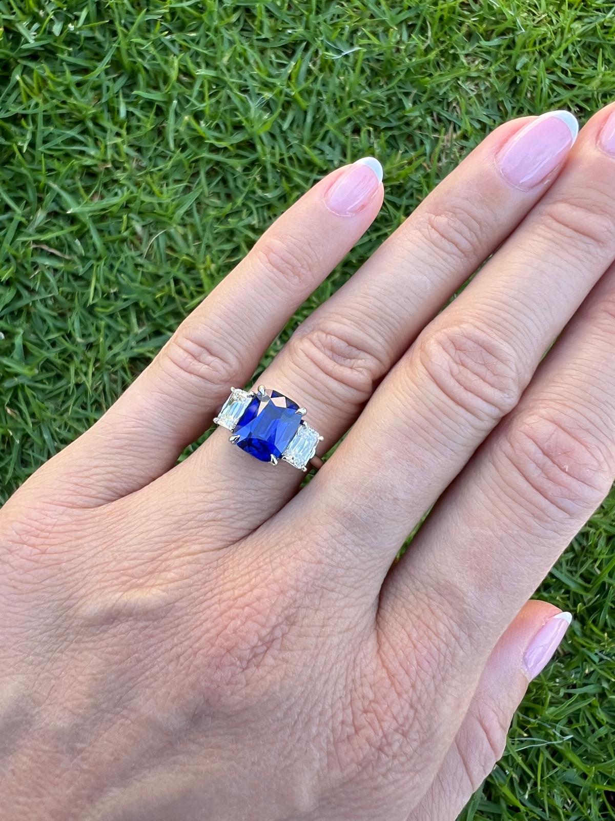 Anillo de compromiso en platino con zafiro azul real talla cojín de 4,28 qt - Certificado GIA Corte cojín en venta