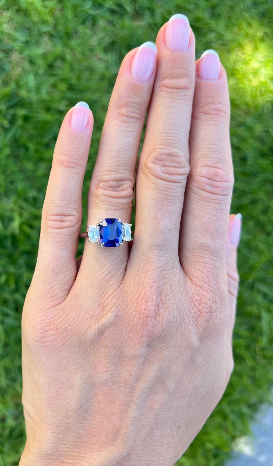 Anillo de compromiso en platino con zafiro azul real talla cojín de 4,28 qt - Certificado GIA en Nuevo estado para la venta en Beverly Hills, CA
