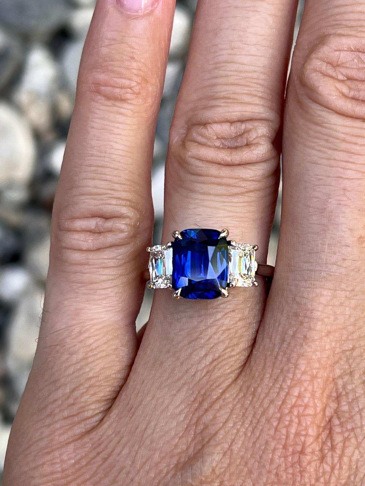 Anillo de compromiso en platino con zafiro azul real talla cojín de 4,28 qt - Certificado GIA en venta 2