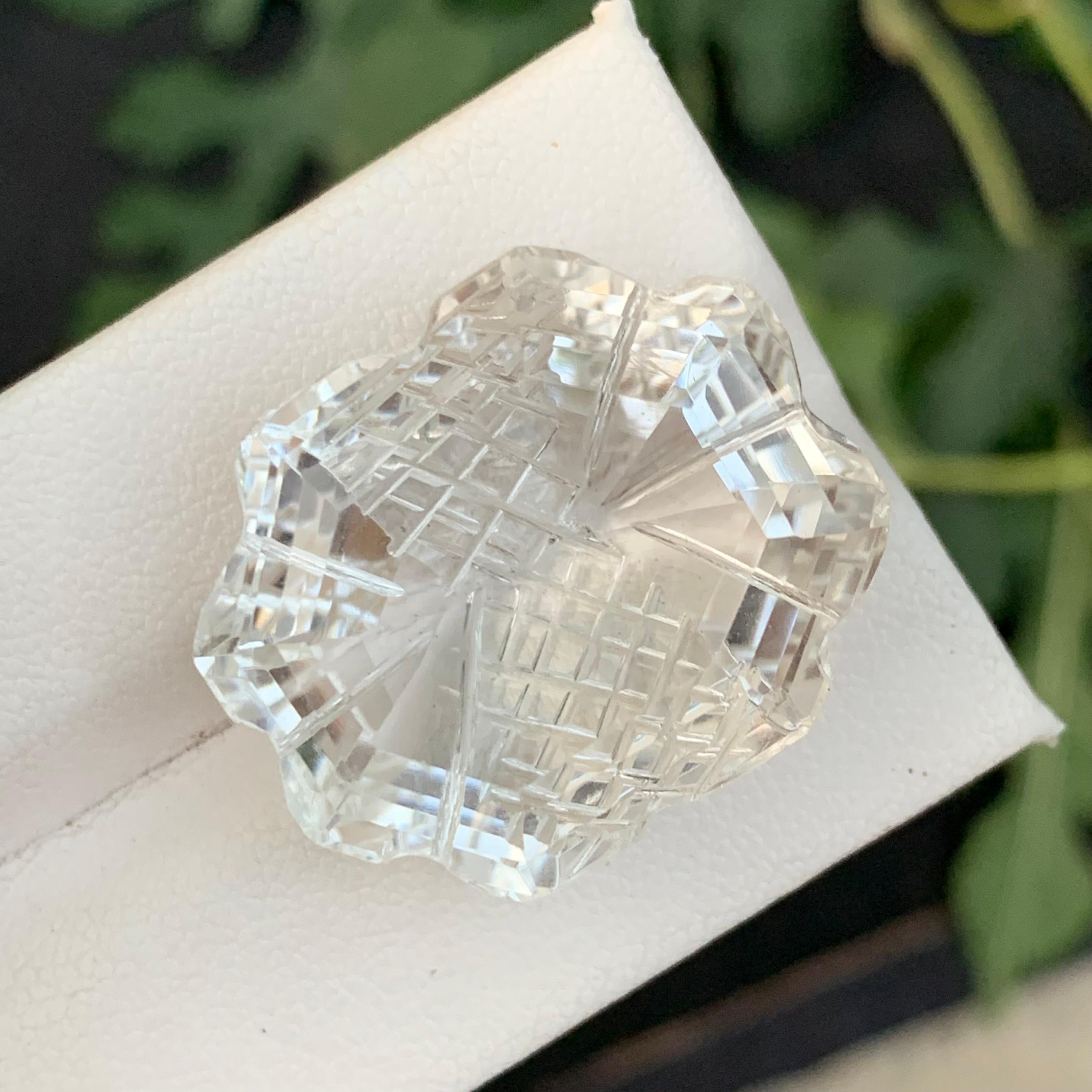 Klarer Kristallquarz
Gewicht: 42,80 Karat
Abmessungen: 24 x 21 x 13,3 mm
Herkunft: Belutschistan Pakistan
Farbe: Farblos
Form: Schnitzerei / Polygon 
Behandlung: Keine
Zertifikat: Auf Kundenwunsch
.
Klarer Kristallquarz, auch bekannt als