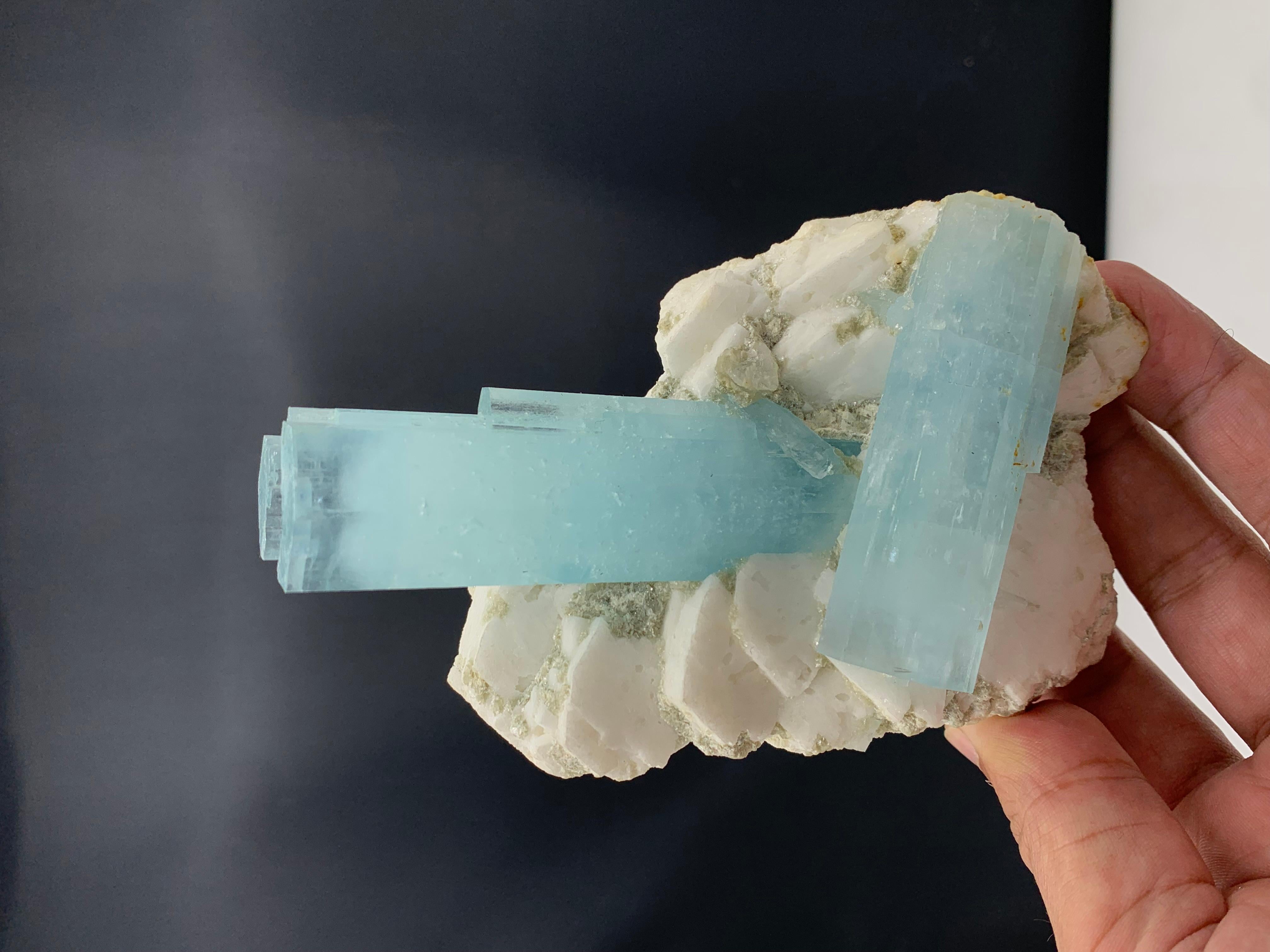 428,97 Grammi Incredibile doppio cristallo di acquamarina attaccato con feldspato dal Pakistan In condizioni buone in vendita a Peshawar, PK
