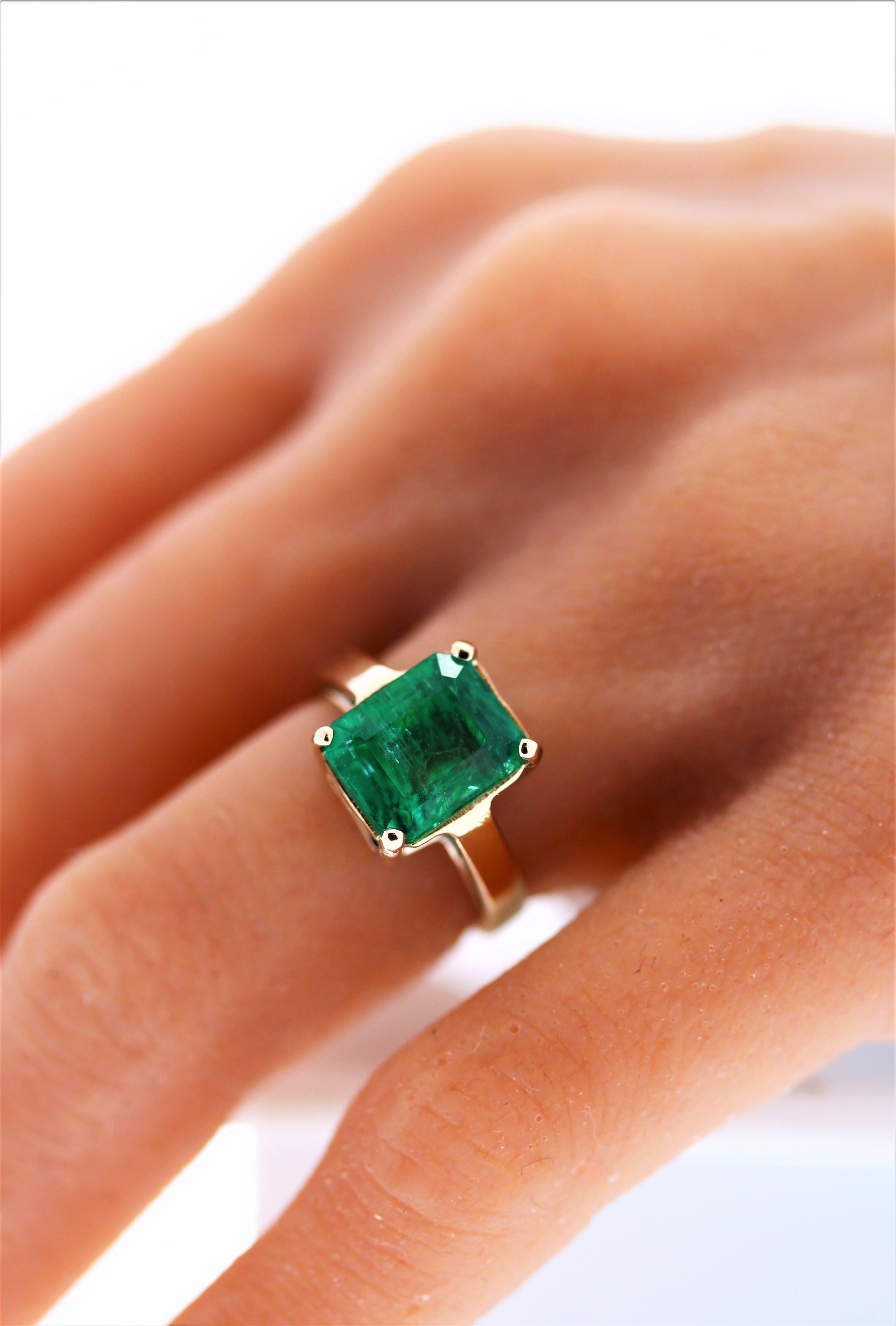 Contemporary 4.28ct Green Emerald Ring in 18K Yellow Gold For Sale