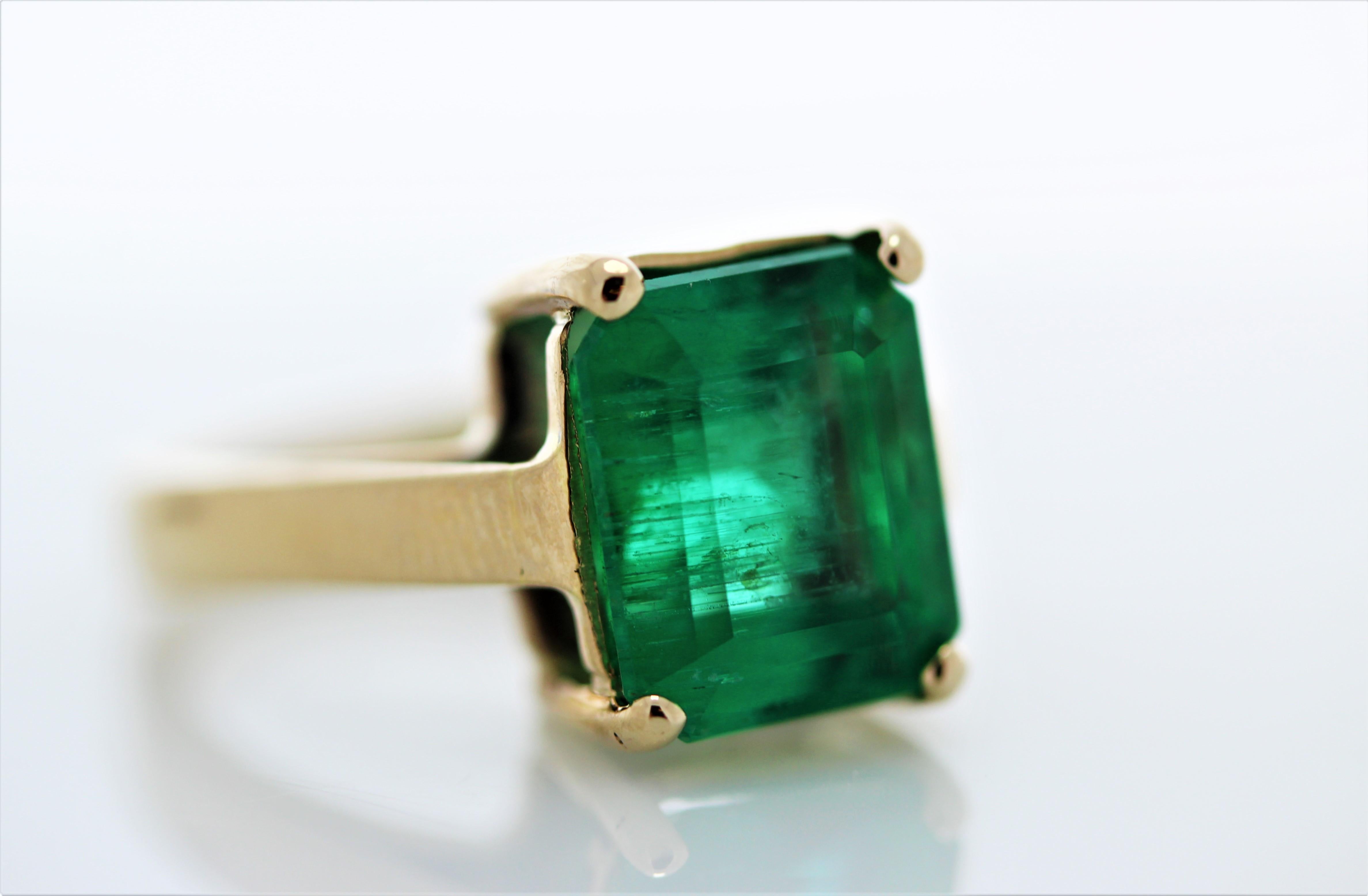Pear Cut 4.28ct Green Emerald Ring in 18K Yellow Gold For Sale