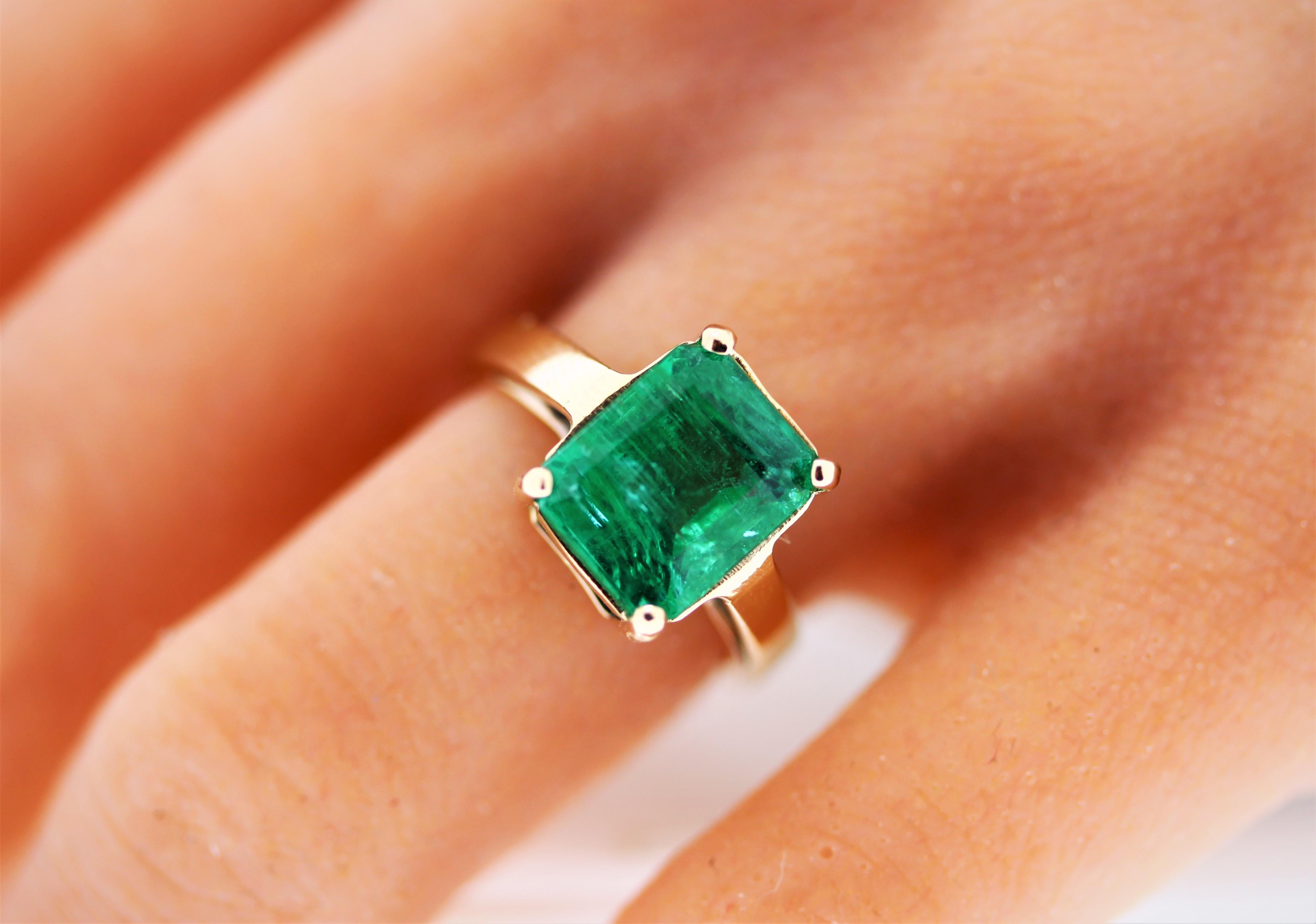 4.28ct Green Emerald Ring in 18K Yellow Gold In New Condition For Sale In Chicago, IL