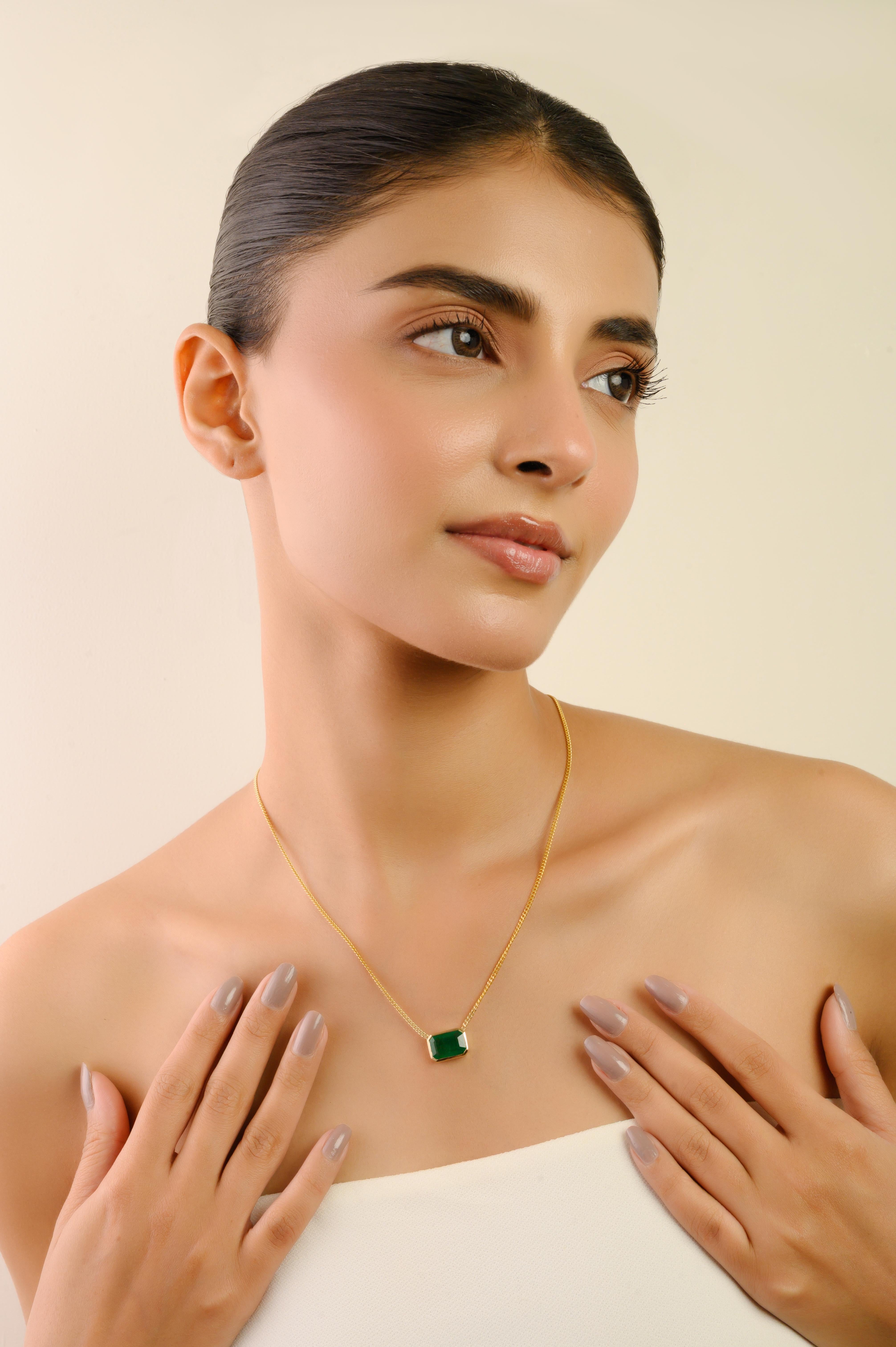 Collar con Colgante Solitario de Esmeralda de Zambia de 4,28 qt en Oro Amarillo de 14 quilates con Cadena de Rizo en venta 4