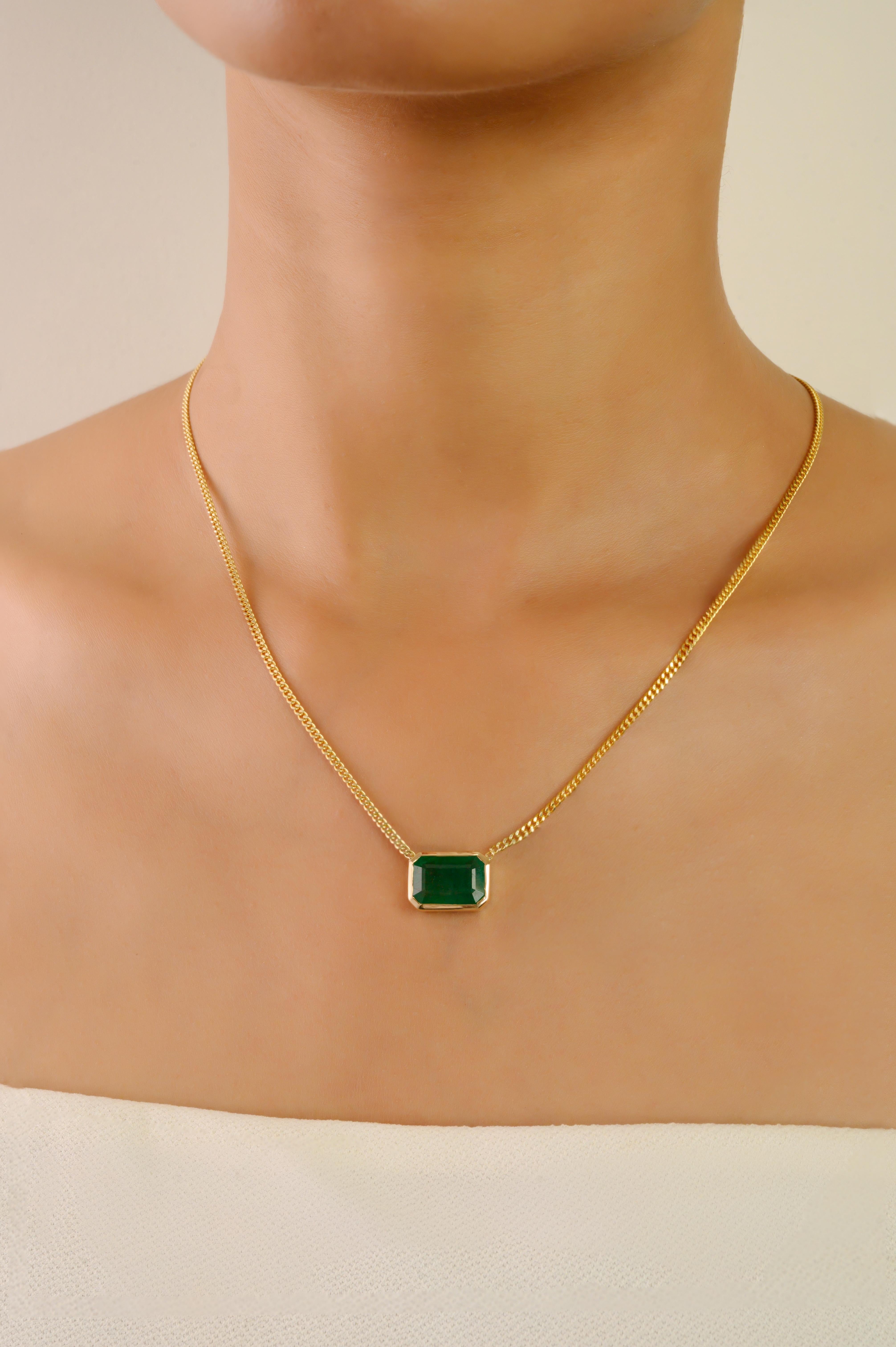 Este elegante colgante exhibe una única esmeralda zambiana de talla octogonal y un peso aproximado de 4,28 quilates, magistralmente engastada en oro amarillo de 14 quilates. La esmeralda, de unos 11 x 8 mm, está elegantemente enmarcada en un