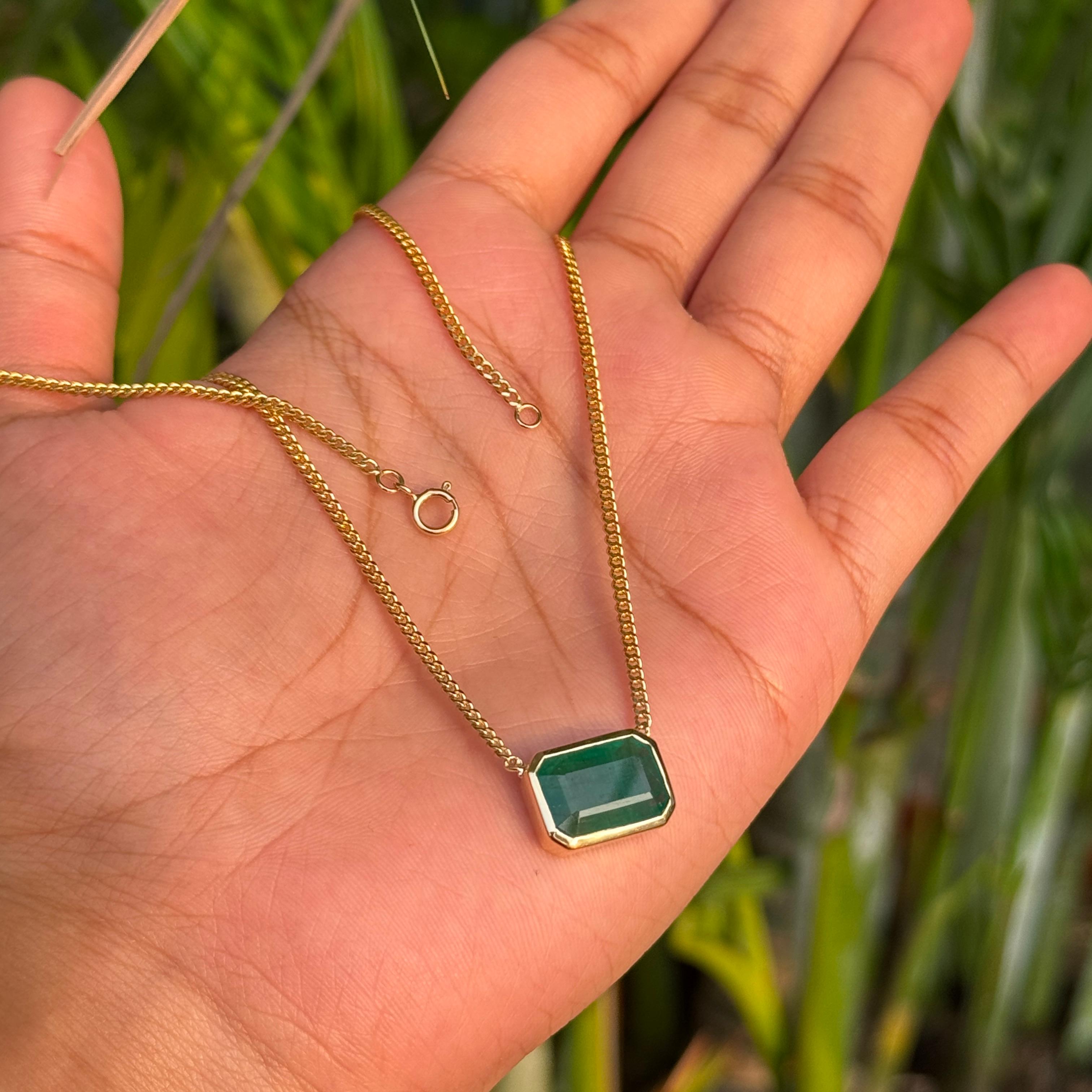 Collar con Colgante Solitario de Esmeralda de Zambia de 4,28 qt en Oro Amarillo de 14 quilates con Cadena de Rizo Corte octogonal en venta