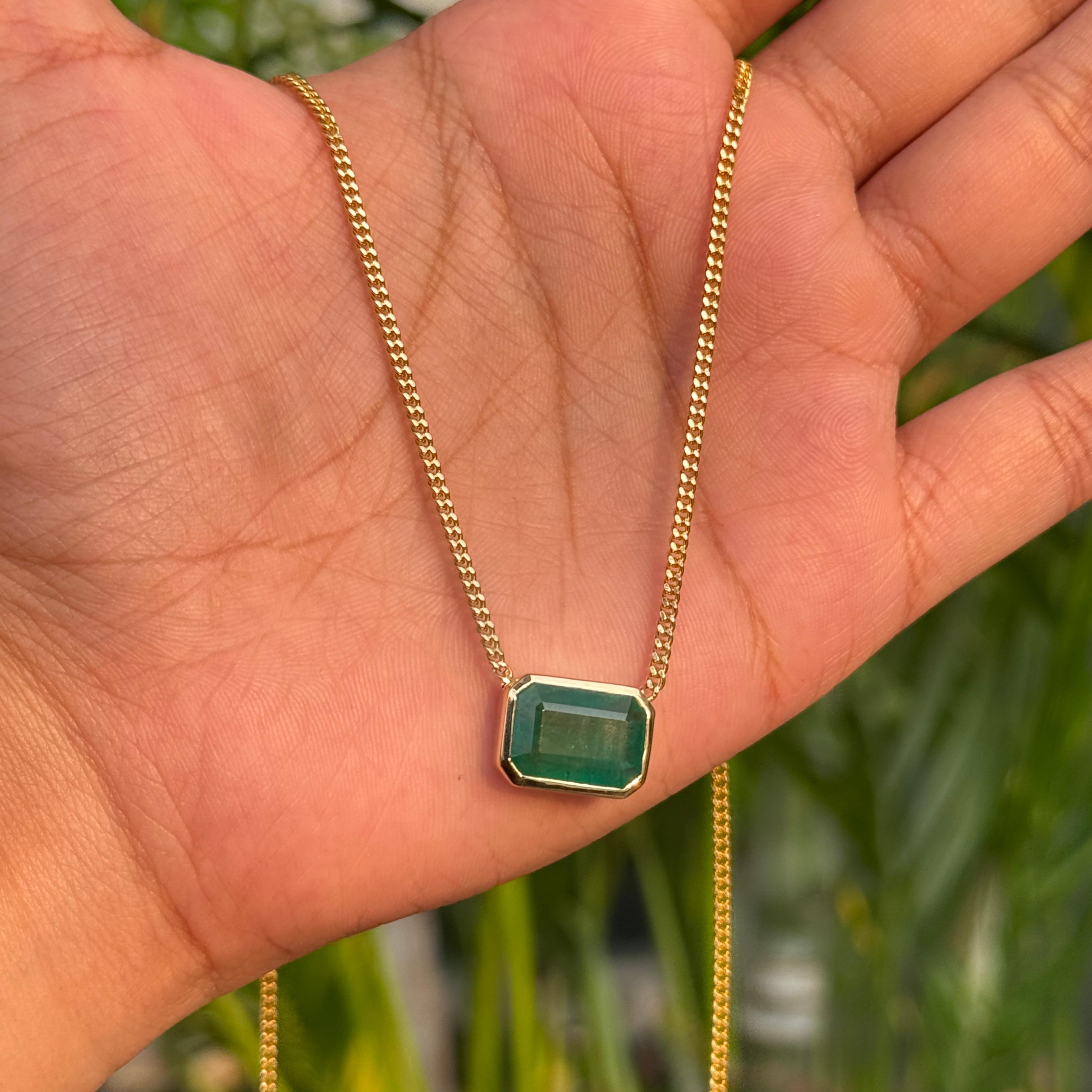 Collar con Colgante Solitario de Esmeralda de Zambia de 4,28 qt en Oro Amarillo de 14 quilates con Cadena de Rizo en venta 2