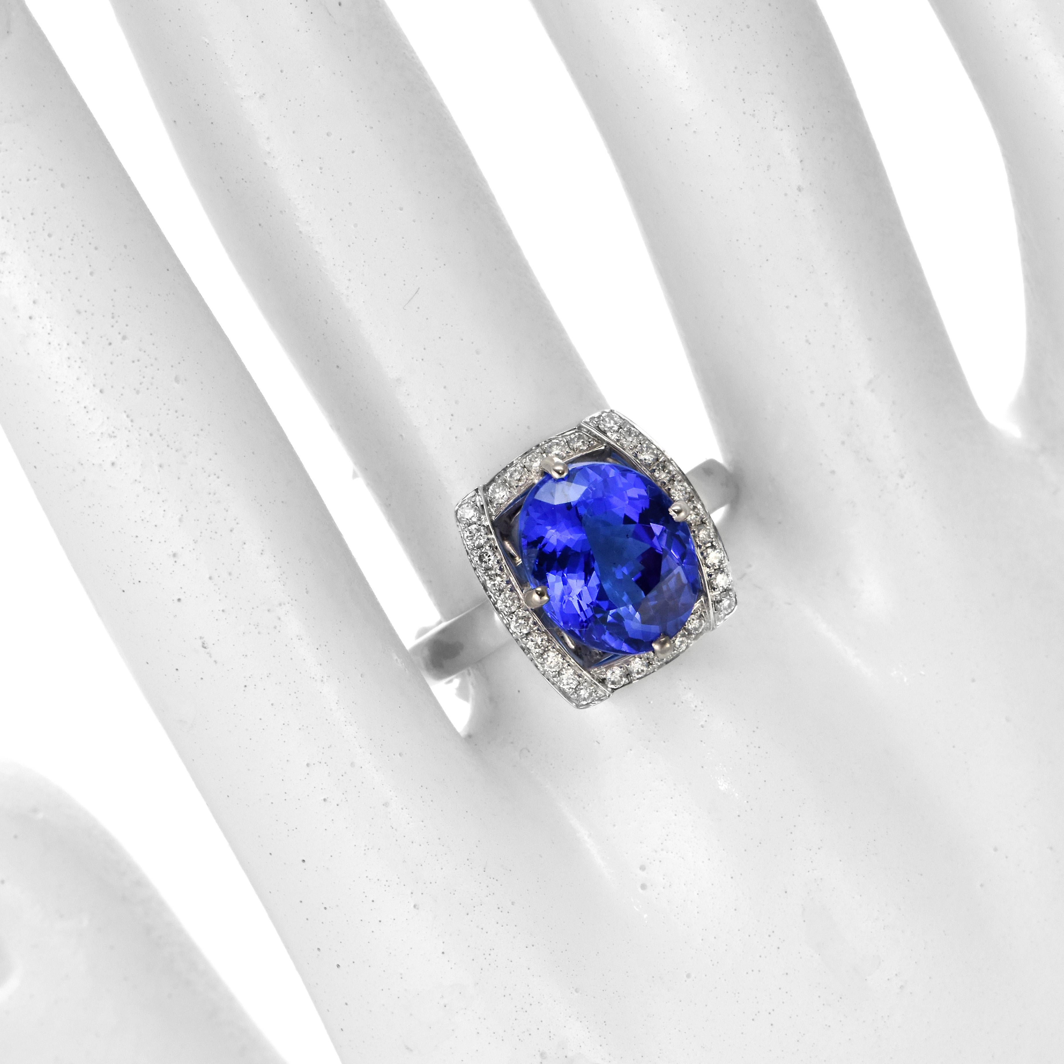 4.29 Carat Natural 'AAA' Tanzanite and Diamond Ring Made in 18 Karat White Gold In New Condition For Sale In Tokyo, JP