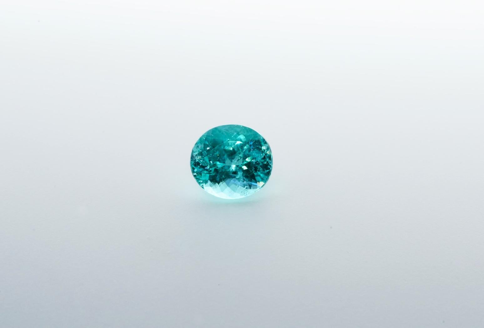 Dieser ovale Paraiba-Turmalin ist wirklich bemerkenswert! Mit einem Gewicht von 5,48 Karat und Abmessungen von 11,6 x 10,6 Millimetern besitzt dieser Paraiba-Turmalin eine beachtliche Größe, die seinen Reiz noch verstärkt.  Die lebhafte neonblaue