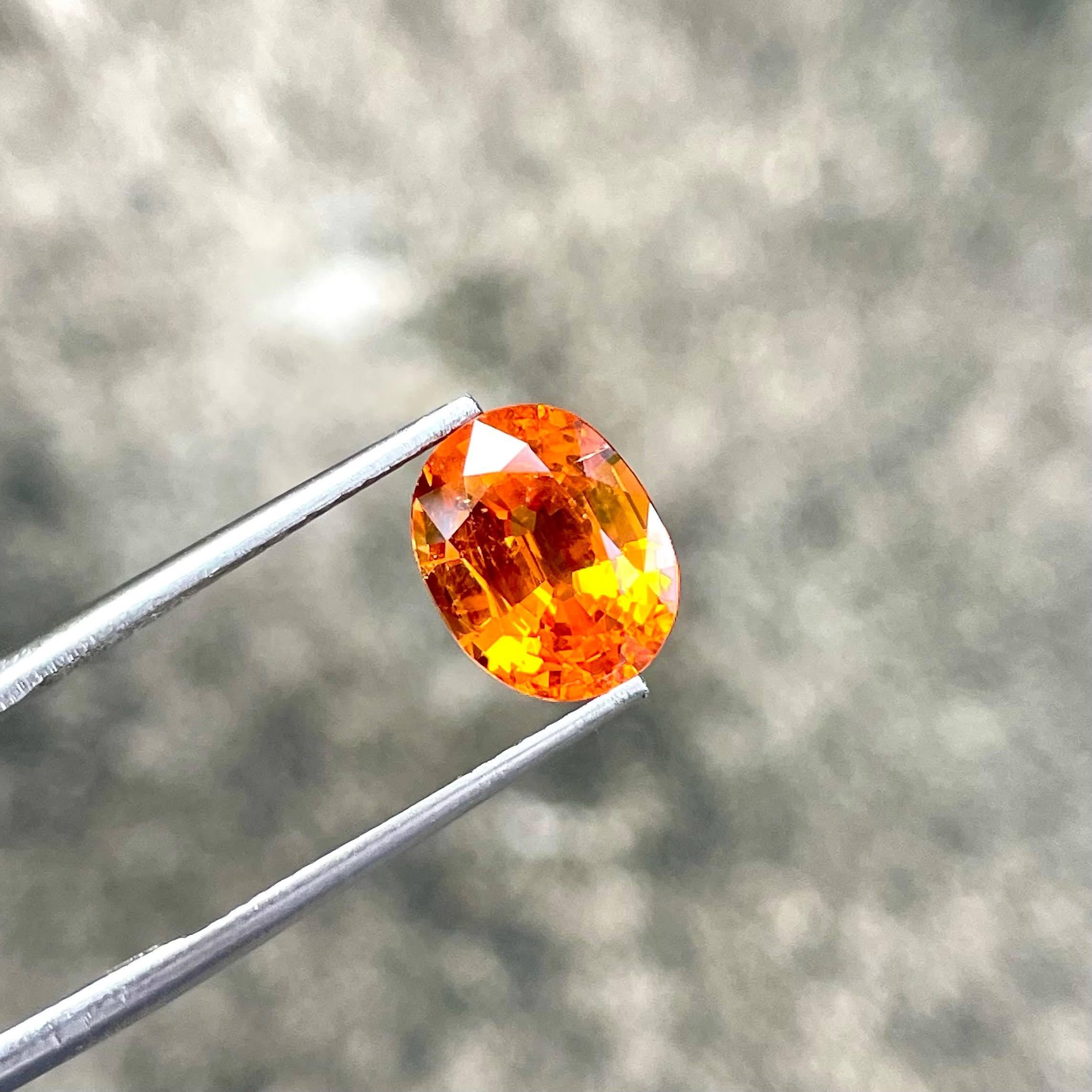 Poids 4,29 carats 
Dimensions 10,22x8,09x5,71 mm 
Traitement aucun 
Origine Nigeria 
Clarity SI
Forme ovale 
Taillé à facettes 



Se distinguant par sa personnalité vibrante et ardente, un grenat Fanta Spessartite, pesant 4,29 carats, occupe le