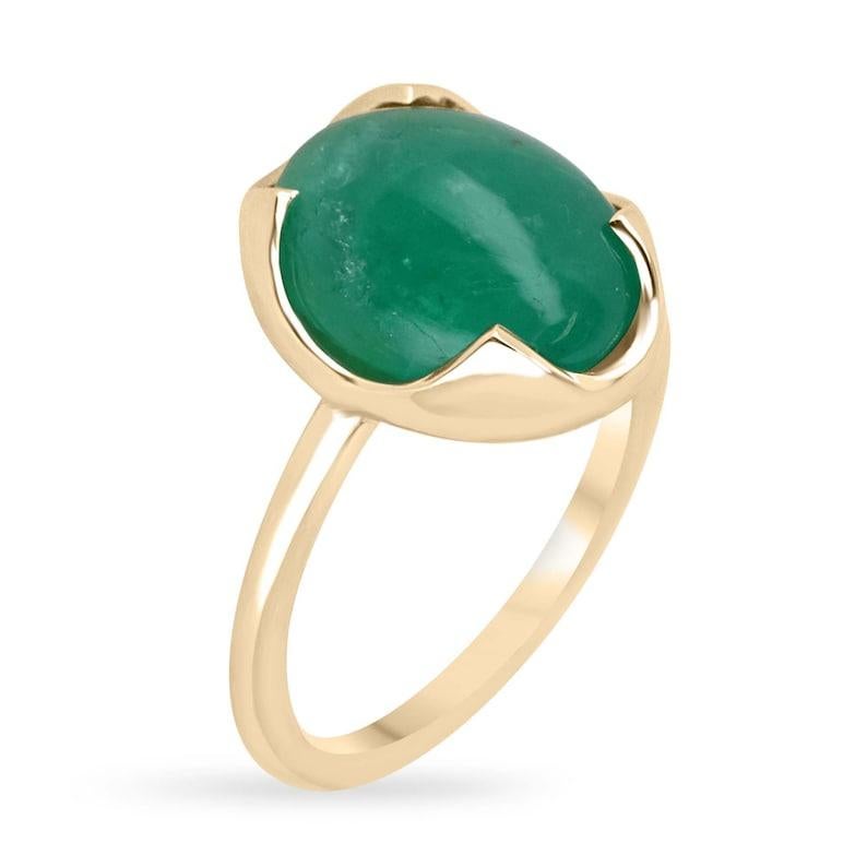 Erhöhen Sie Ihren Stil mit unserem faszinierenden Solitärring mit Smaragd-Cabochon-Schliff. Der ovale Smaragd mit Cabochon-Schliff von 4,29 Karat stammt aus den grünen Ländern Sambias und hat einen mittel-dunkelgrünen Farbton mit durchscheinender