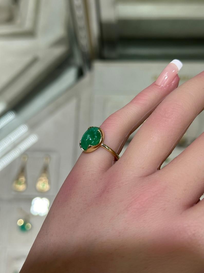 4,29 Karat 14K Oval Cabochon Smaragd Solitär Ring - Dunkelgrüner vier Zacken 585 Gold (Moderne) im Angebot