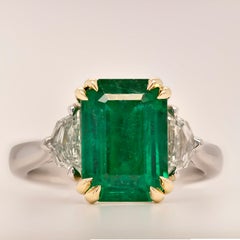 4.29ct Fine Emerald Vivid Green Ring & Epaulette Side Stones Platinum & 18K