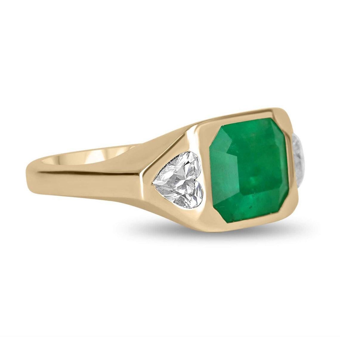 Qui è presentato un anello a tre pietre con smeraldo e diamante che lascia senza fiato. La pietra centrale è uno splendido smeraldo colombiano da 3.36 carati. Questa gemma mostra un colore verde intenso e un'eccellente lucentezza. Ai lati sono