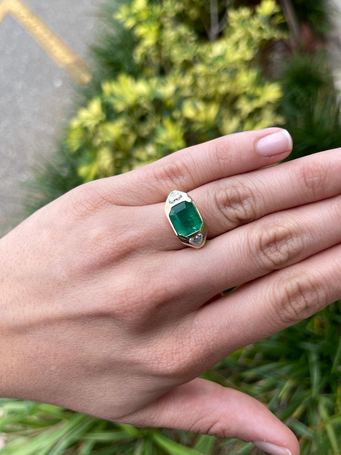 Moderno Anello Gypsy con tre pietre di smeraldo colombiano e diamanti taglio cuore da 4,29tcw 18K in vendita
