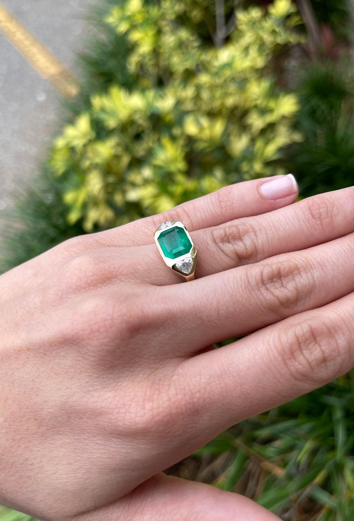Taglio smeraldo Anello Gypsy con tre pietre di smeraldo colombiano e diamanti taglio cuore da 4,29tcw 18K in vendita