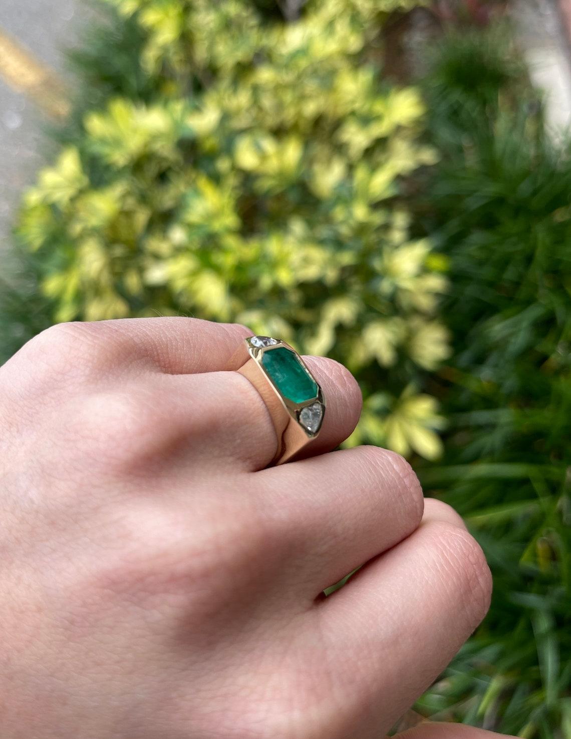 Anello Gypsy con tre pietre di smeraldo colombiano e diamanti taglio cuore da 4,29tcw 18K In condizioni Nuovo in vendita a Jupiter, FL