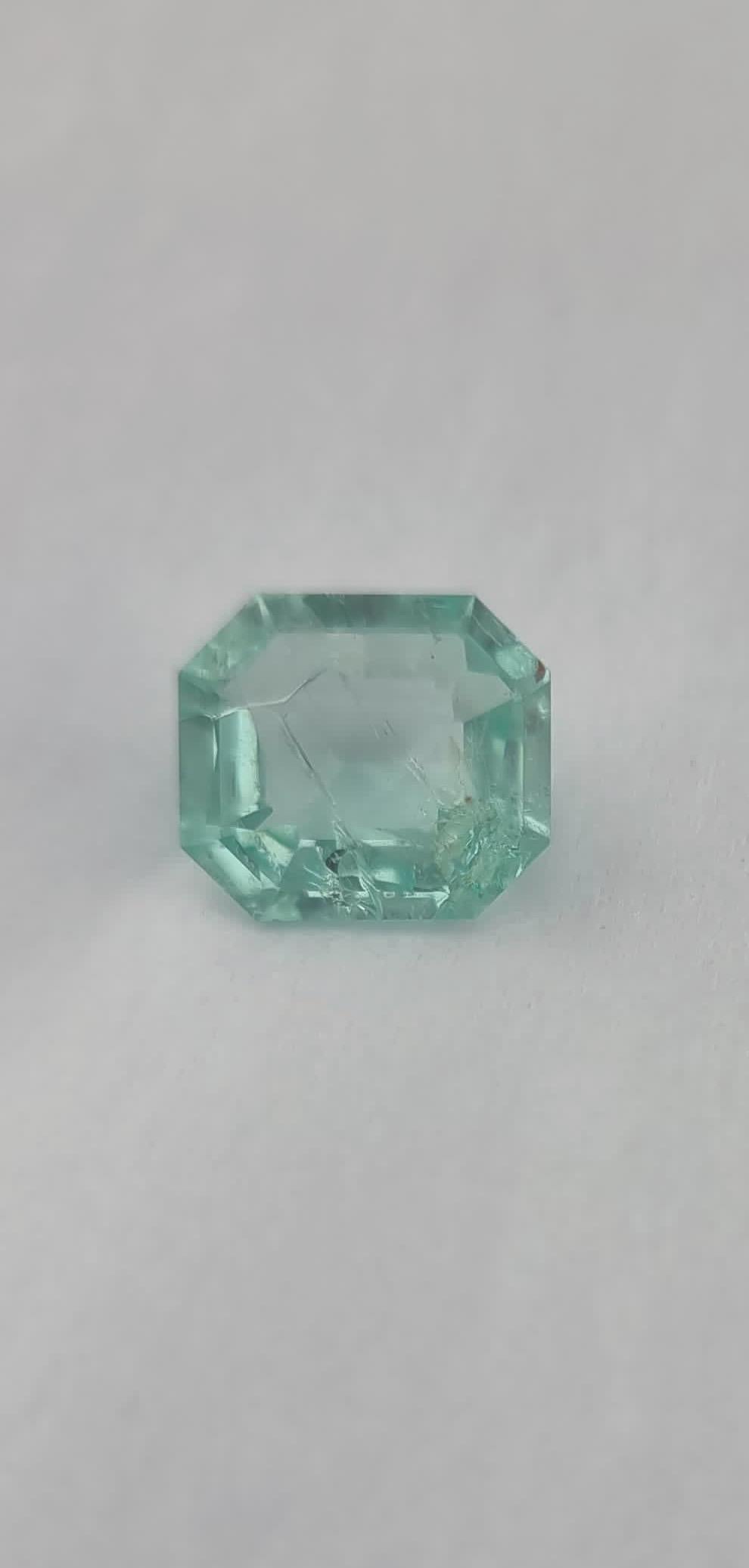 Ti presentiamo la nostra squisita gemma di smeraldo verde chiaro da 4,2 carati, simbolo di eleganza e bellezza naturale. Questa gemma presenta una delicata tonalità verde chiaro che emana freschezza e raffinatezza. Il taglio a smeraldo ne esalta la