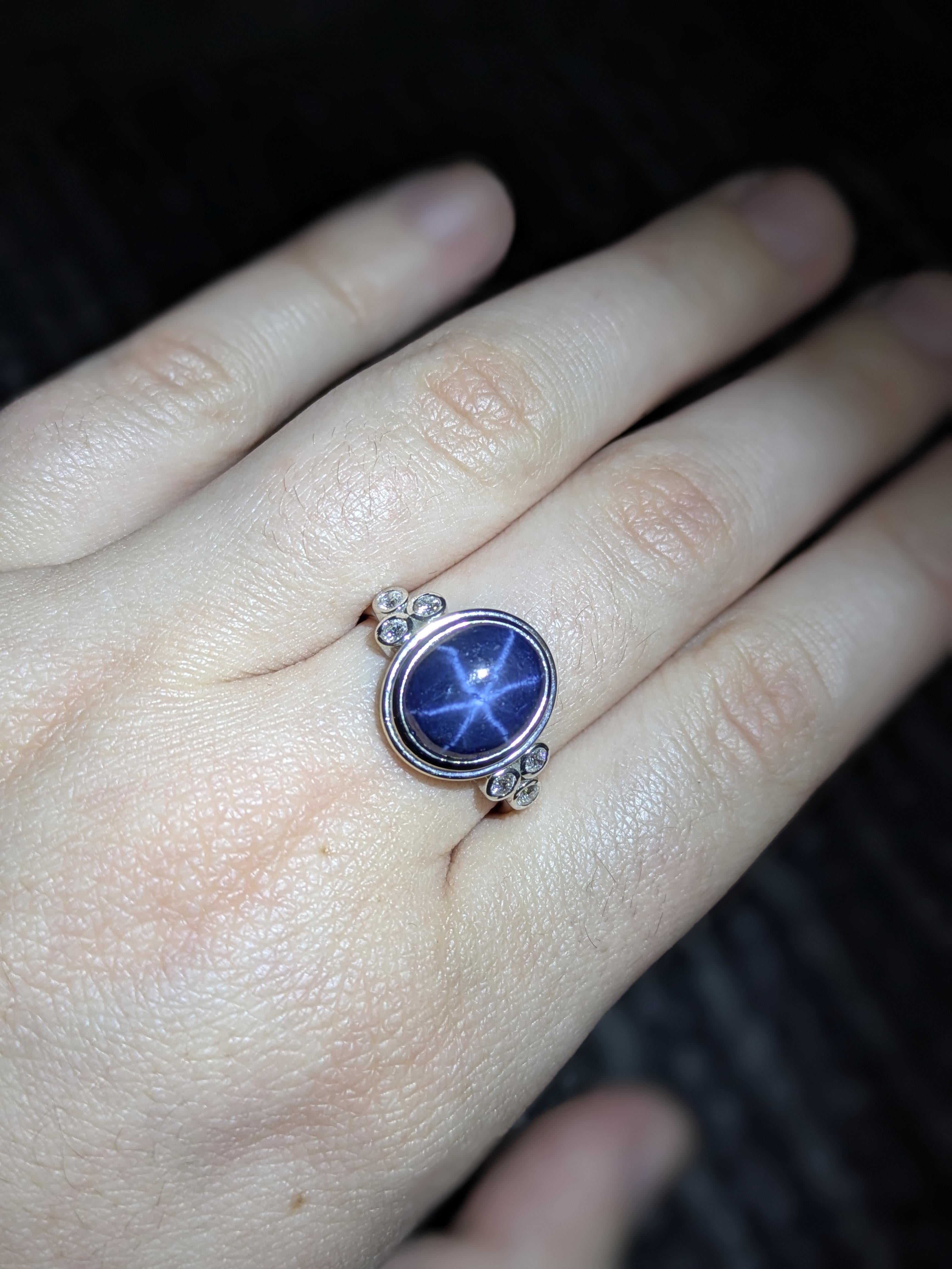 Questo splendido anello in oro massiccio 14k mette in mostra uno zaffiro naturale ovale di 11x9 mm che emana un bagliore celestiale. Delicatamente impreziosito da scintillanti diamanti naturali, è un'accattivante miscela di eleganza senza tempo e