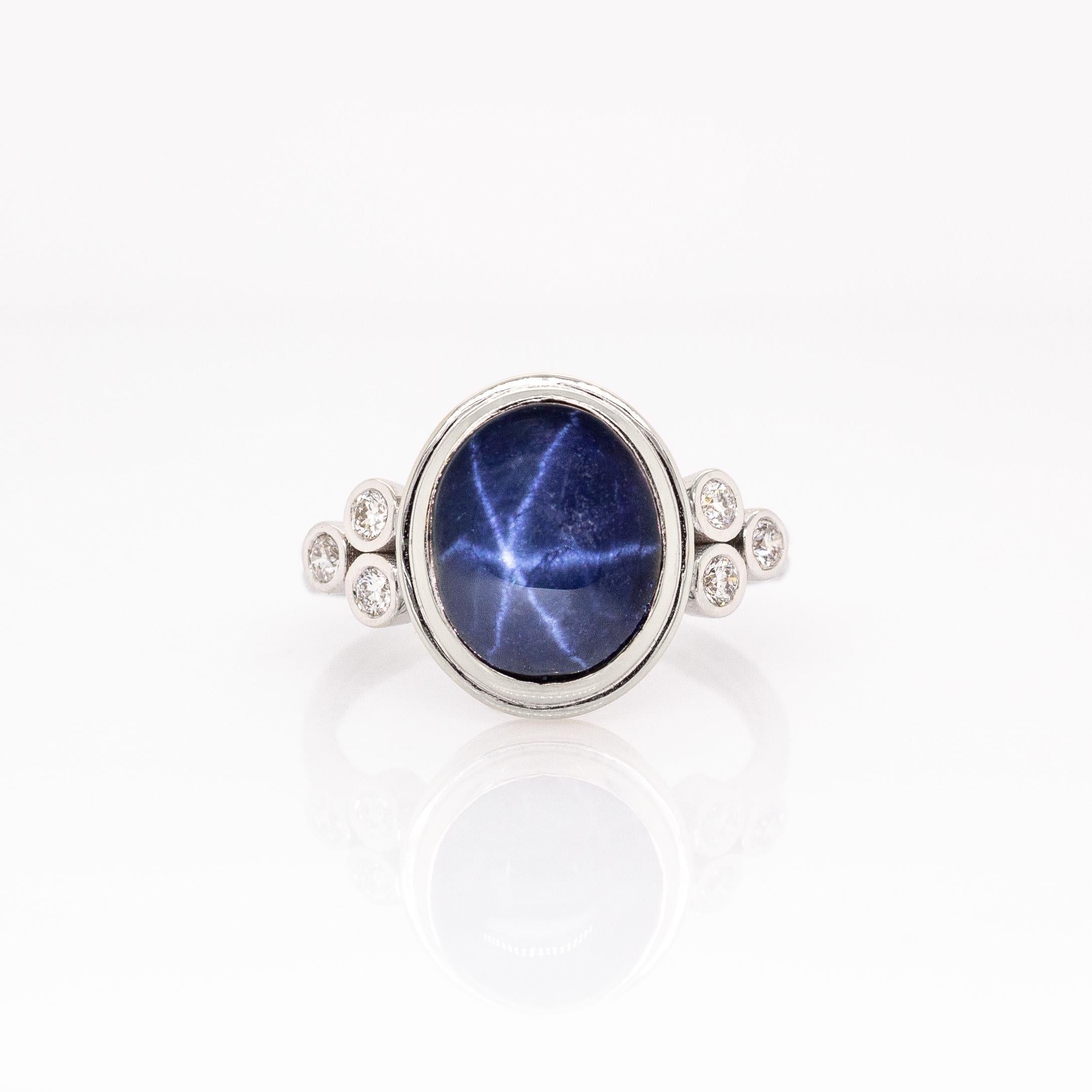 Moderno Anello con zaffiro a stella da 4,2 carati e accenti di diamanti Nature: Oro massiccio 14k, 11x9mm in vendita