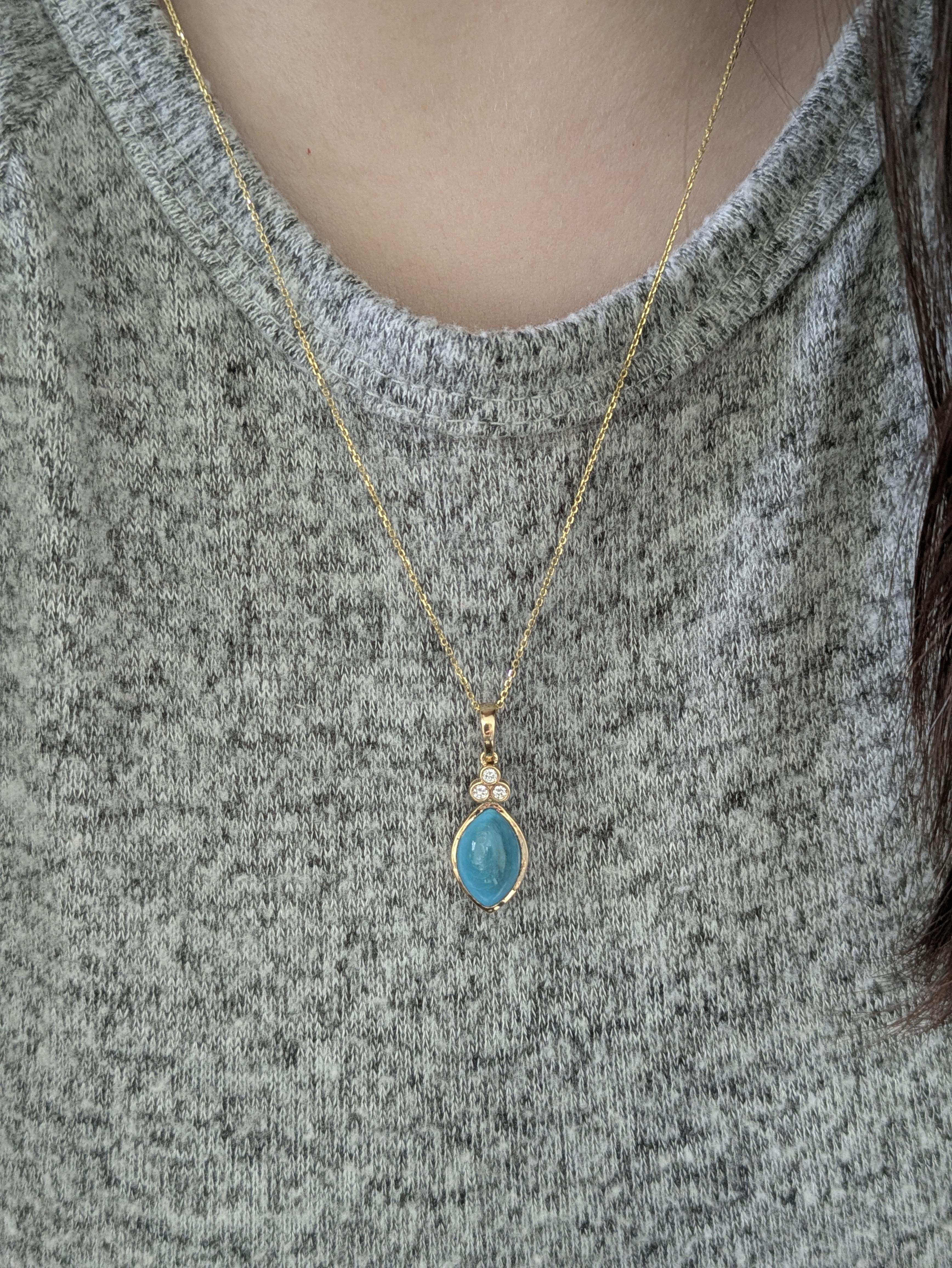 Questo splendido pendente presenta una pietra centrale di turchese a forma di marquise accentuata da diamanti naturali, il tutto incastonato in oro giallo massiccio 14 carati. Una miscela perfetta di colori vivaci ed eleganza senza tempo, che