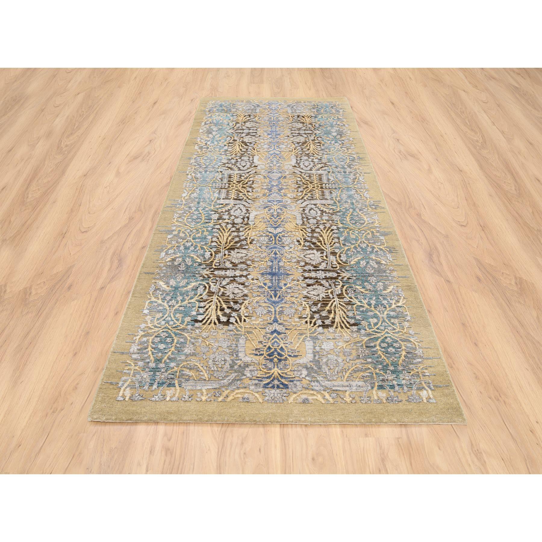Dies ist eine wirklich echte one-of-a-kind Gold Brown, handgeknüpft, Transitional Sarouk, Seide mit strukturierter Wolle, orientalische, breite Läufer Teppich. Es wurde monatelang in jahrhundertealten Webtechniken von Experten geknüpft.
Primäre