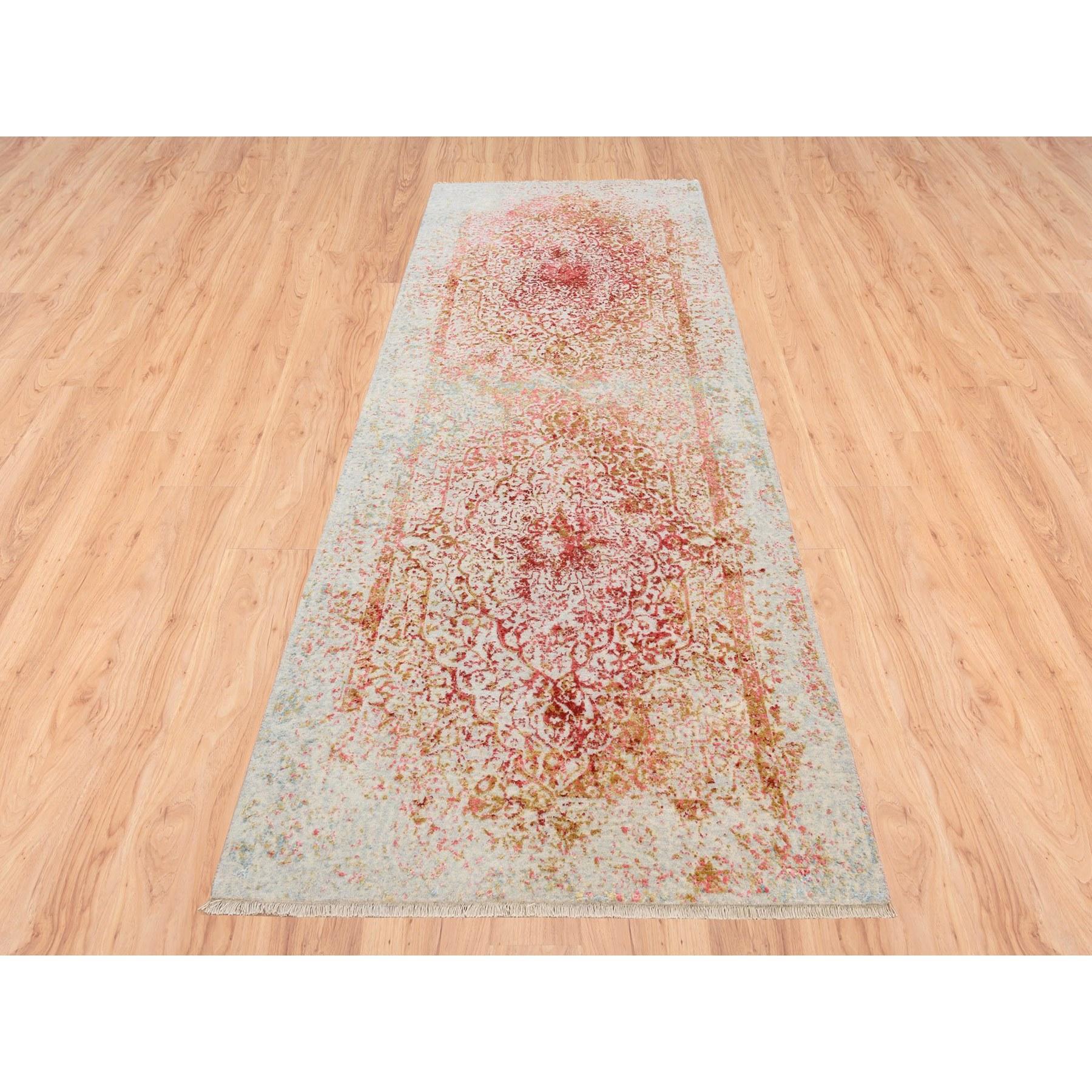 Si tratta di un autentico esemplare unico di tappeto persiano Erased Medallion Design in lana e pura seta annodato a mano, di colore avorio. È stato annodato per mesi e mesi con tecniche di tessitura secolari da esperti artigiani.
Materiali primari: