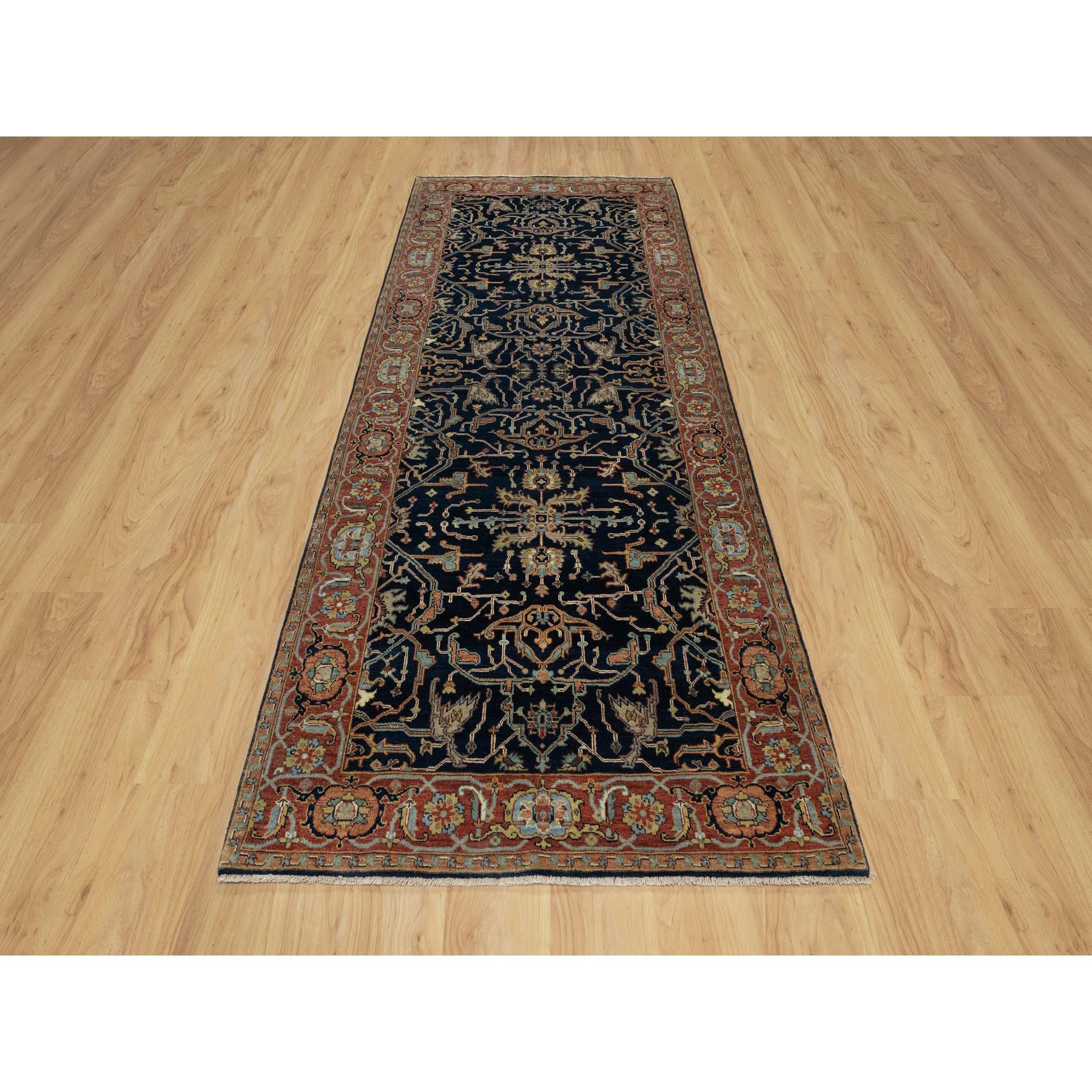 Oxford Blue, Antiqued Fine Heriz Re-Creation With All Over Vines Design, Hand Knotted, Denser Weave, Vegetable Dyes, Natural Wool, Runner, Oriental Rug Matières premières : Laine
Latex : Pas de poils 
hauteur : 0,25 pouces
Style :