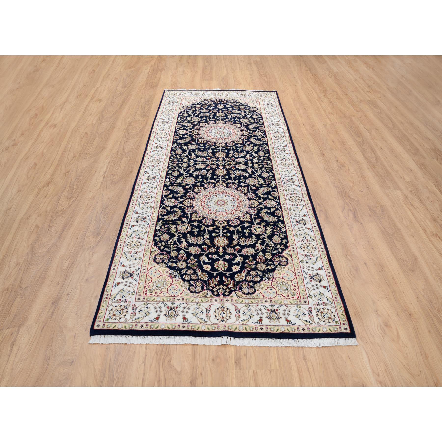 Dies ist eine wirklich echte ein-of-a-kind Midnight Blue, handgeknüpft Nain mit Medaillon-Design, 250 KPSI Wolle, breite Läufer Orientteppich. Es wurde monatelang von erfahrenen Kunsthandwerkern in jahrhundertealten Webtechniken geknüpft.
Primäre