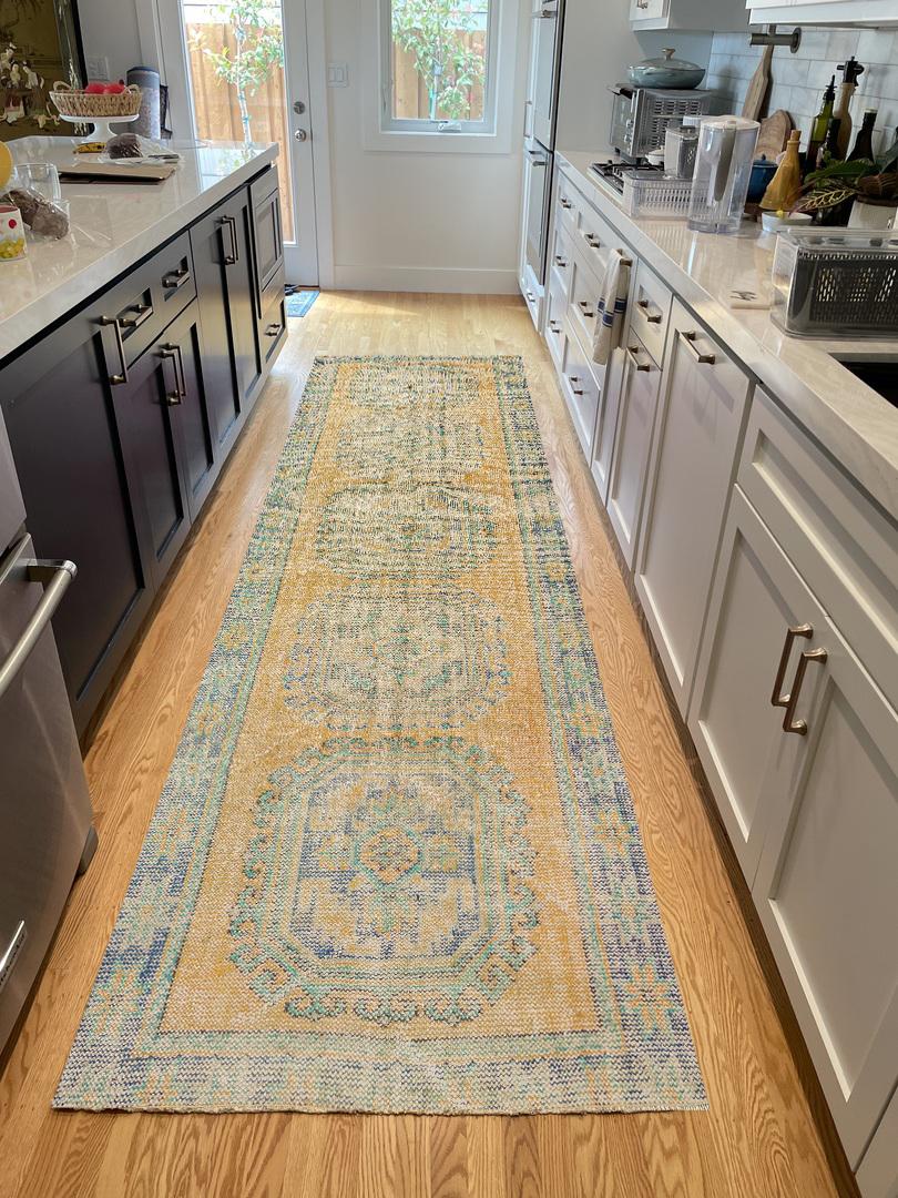 Nos tapis délavés par le soleil sont tous des pièces uniques, nouées à la main, datant de 50 à 70 ans. Chacun d'entre eux présente une esthétique artisanale unique, issue des traditions séculaires de tissage de tapis turcs. Ces tapis sont