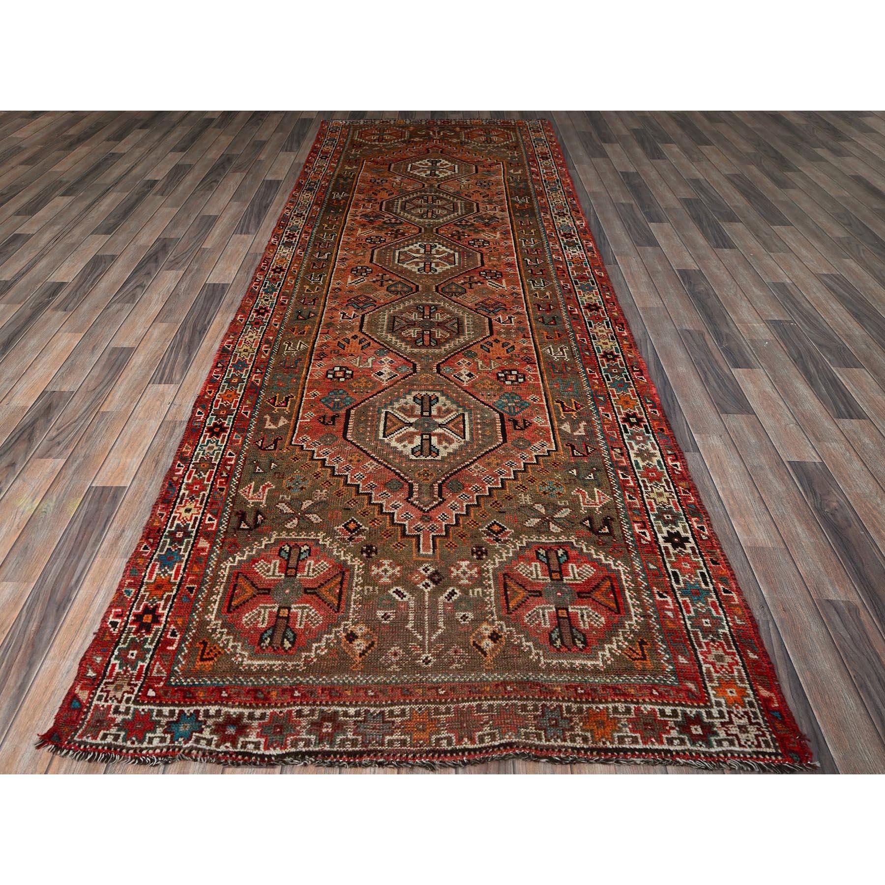 Rosso corallo, Shiraz persiano d'epoca con motivo geometrico, piccole figurine di uccelli, rasato basso, zero pali, lati ed estremità fissati professionalmente, pulito, annodato a mano, in pura lana, ampio runner, tappeto orientale
Materiali