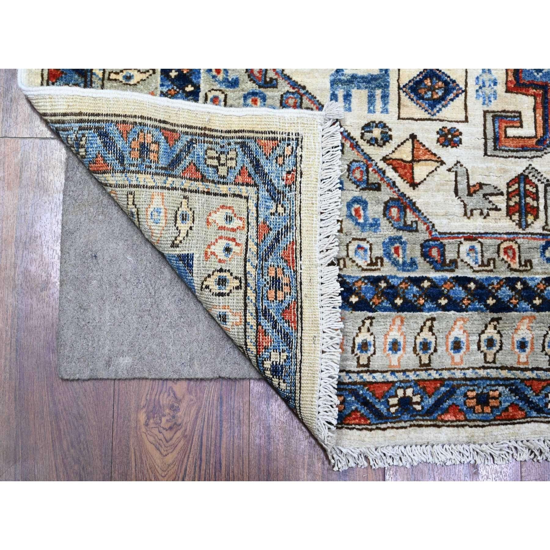 Dies ist eine wirklich echte one-of-a-kind Hand Knotted Afghan Aryana Collection, Shiraz Reimagined Geometric Serrated Medallions Oriental Rug. Es wurde monatelang von erfahrenen Kunsthandwerkern in jahrhundertealten Webtechniken geknüpft.
Primäre
