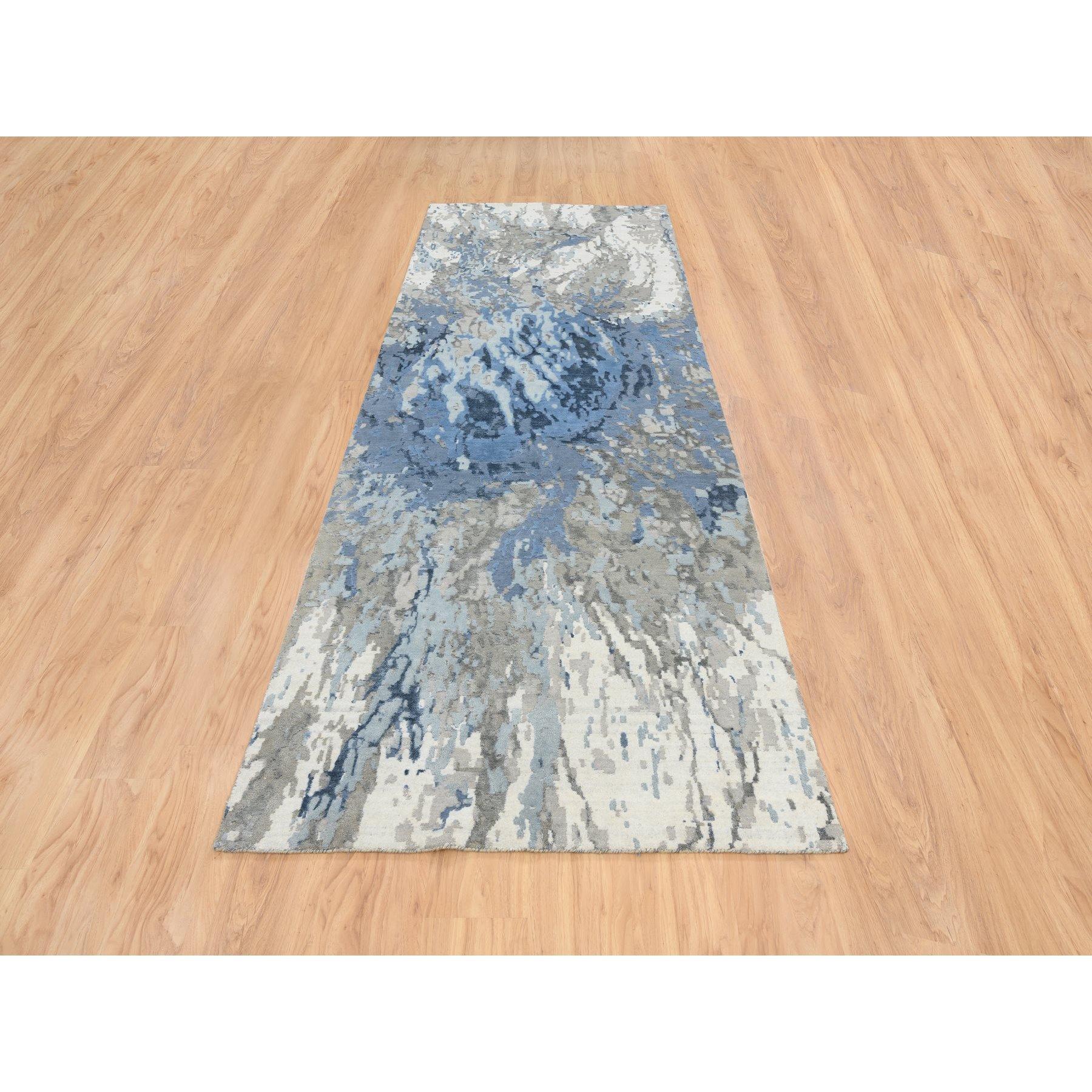 Dies ist eine wirklich echte one-of-a-kind blau, moderne abstrakte Design Hi-Low Pile, Wolle und Seide handgeknüpft, breite Läufer Orientteppich. Es wurde monatelang von erfahrenen Kunsthandwerkern in jahrhundertealten Webtechniken geknüpft.
Primäre