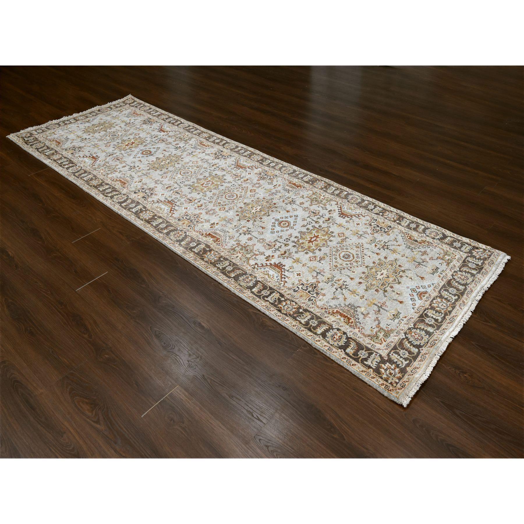 Tappeto orientale grigio oca, pura lana, annodato a mano, disegno Karajeh con medaglioni tribali, ampio runner
Materiali primari: Lana
Lattice: No Pile 
altezza: 0,25 pollici
Stile: Tradizionale
Colore primario: Grigio
Colori secondari: Rosso