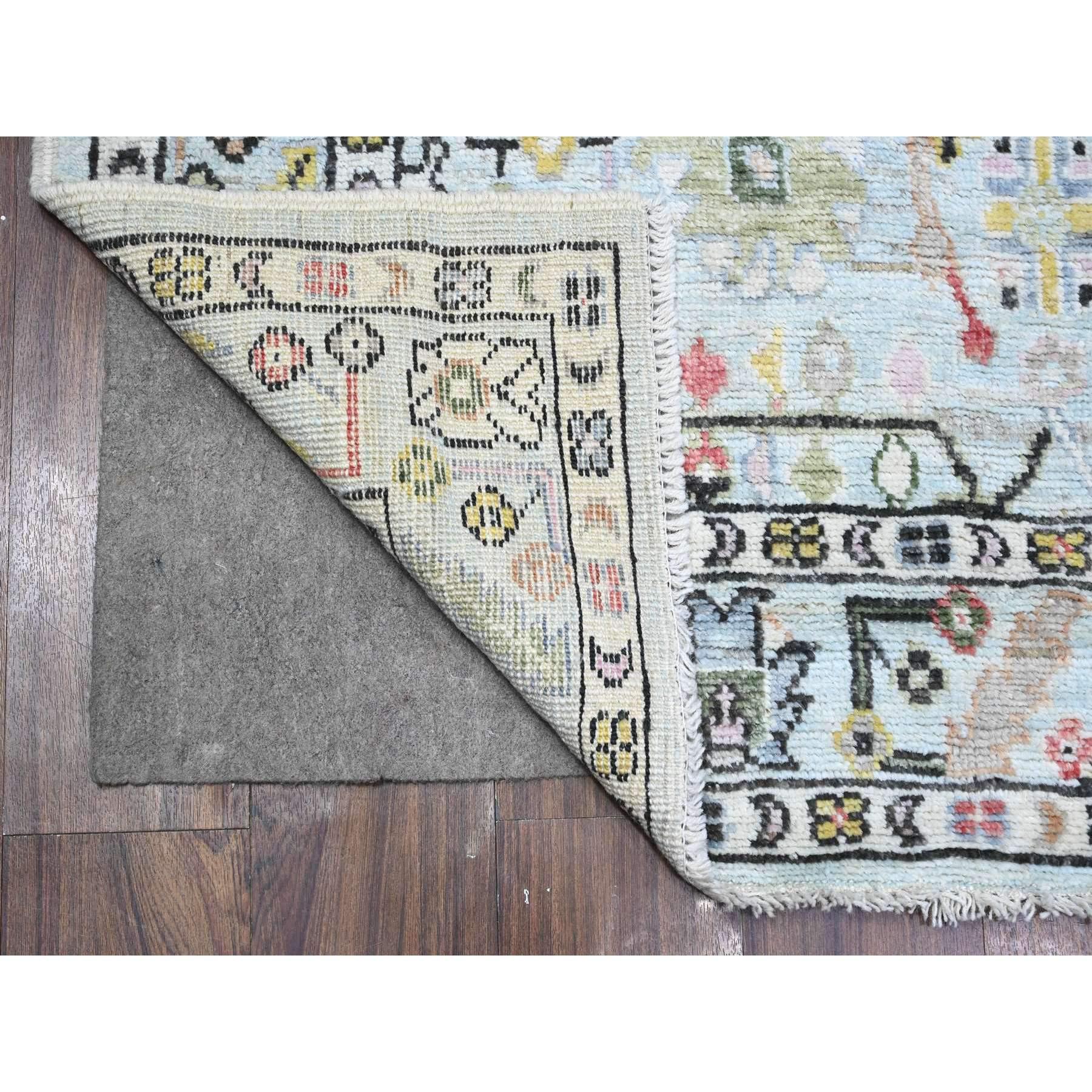 Il s'agit d'un véritable tapis d'Orient Angora Oushak, noué à la main, en pure laine. Il a été noué pendant des mois et des mois selon des techniques de tissage séculaires par des artisans experts.
Matières premières : Laine 
Latex : Pas de poils