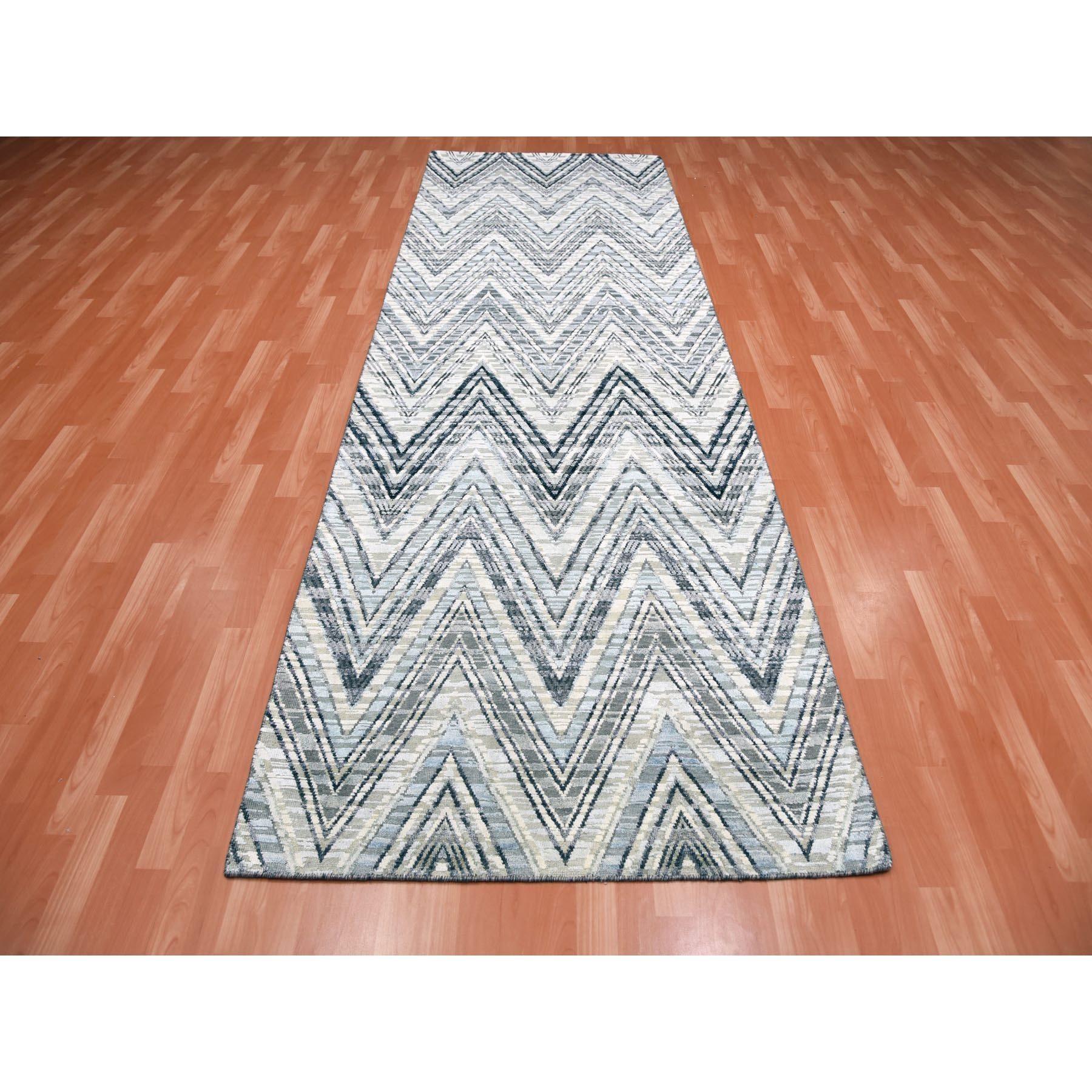 Elfenbeinfarbener Chevron-Design-Teppich Modern Texturierte Wolle und Reine Seide Handgeknüpft Orientalisch Breiter Läufer Teppich
Primäre MATERIALIEN: Wolle & Seide
Latex: Kein Flor 
Höhe: 0,25 Zoll
Stil: AM Contemporary
Grundfarbe: