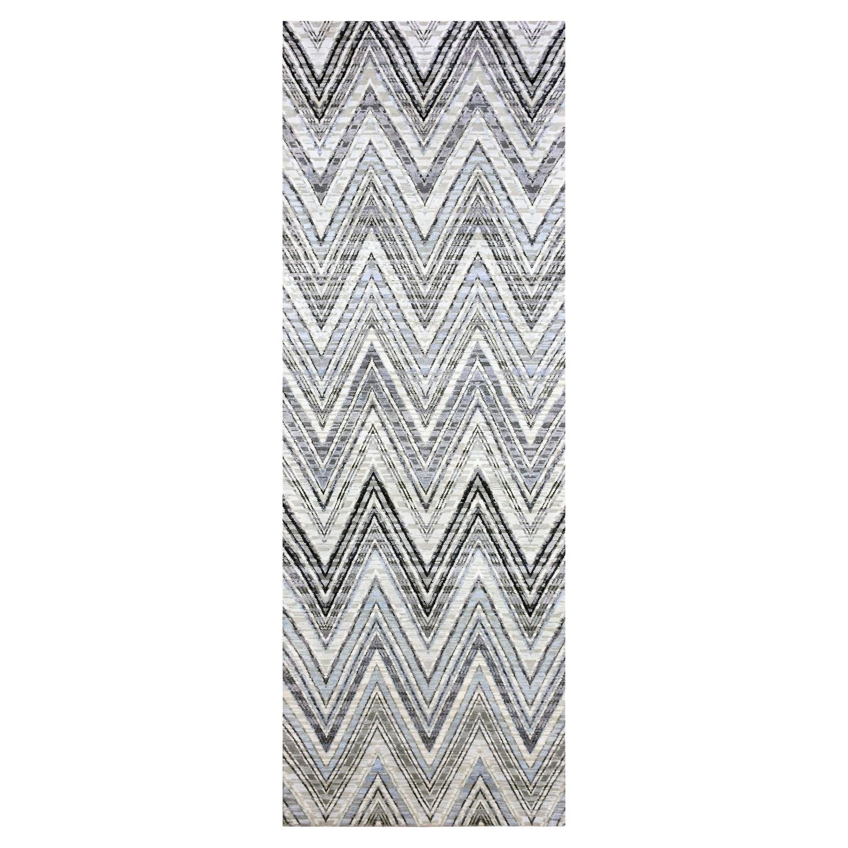 4'2"x12'4" Elfenbeinfarbener handgeknüpfter Läufer aus strukturierter Wolle und Seide mit Chevron-Design im Angebot