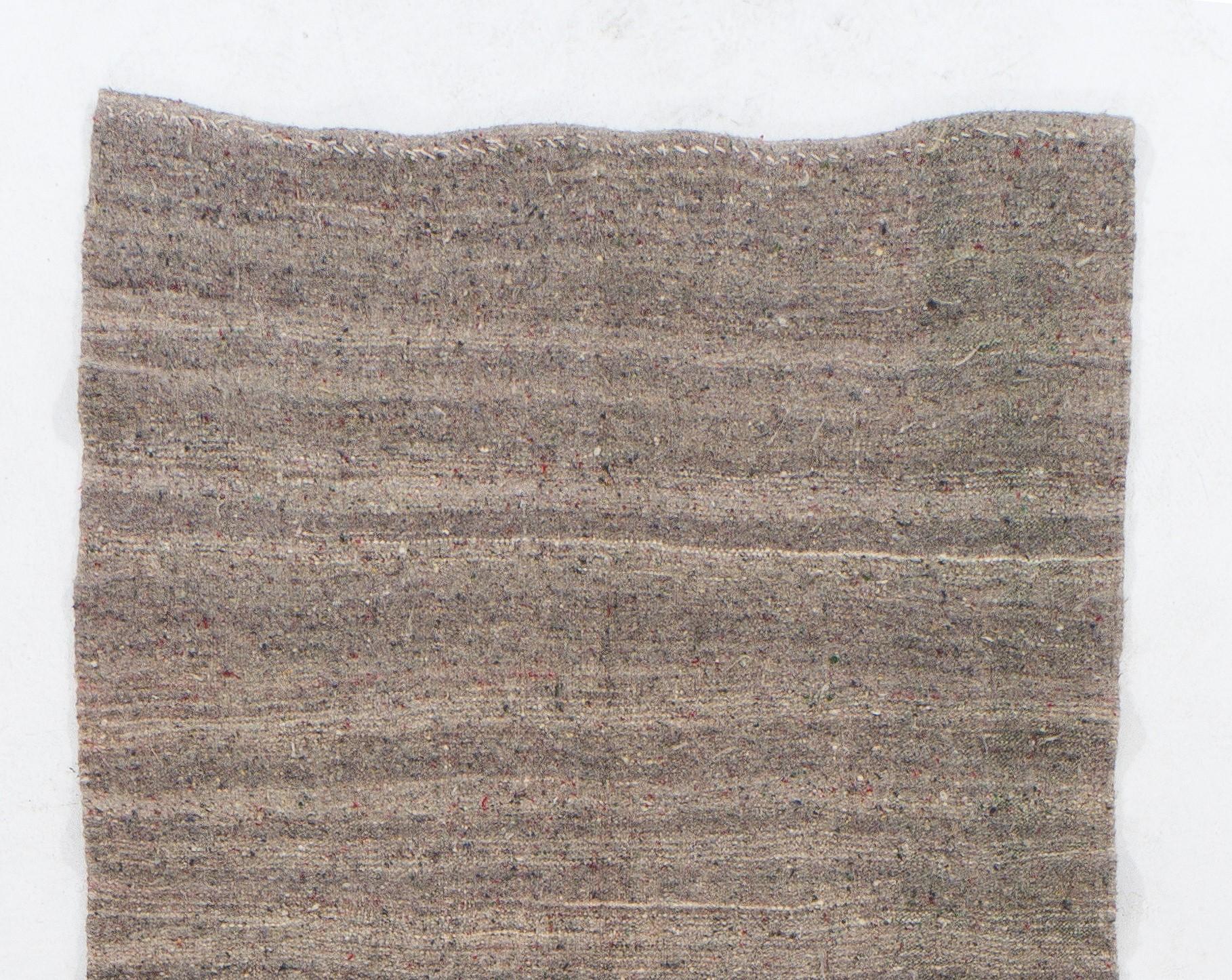 4x13.4 Ft Handgefertigter Läufer Kilim. All Natural Light Brown Wool, Banded 1960s Rug (Türkisch) im Angebot