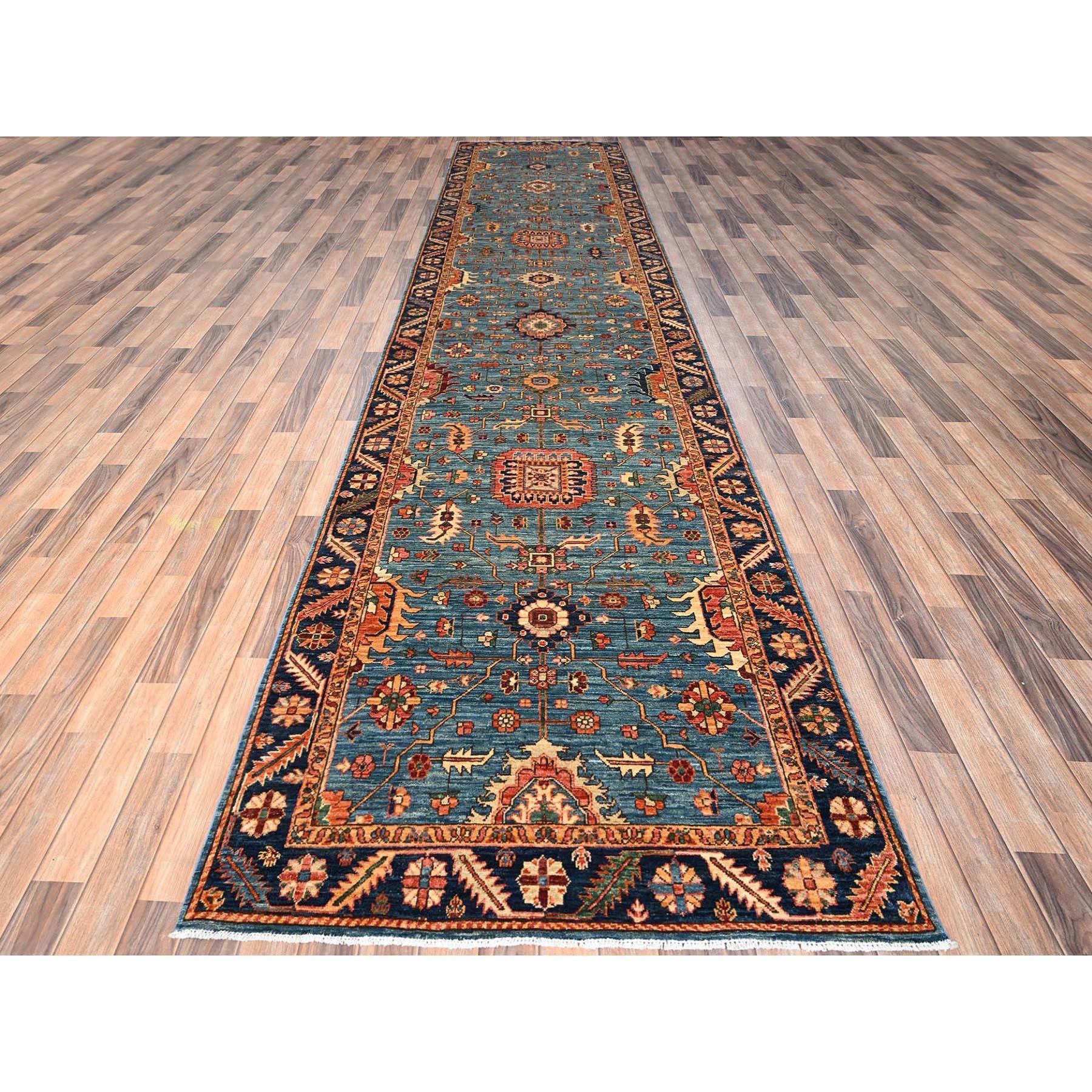 Azul Adriático, Diseño Integral Heriz, Anudada a Mano, Colección Aryana, Tintes Vegetales, Lana de Alta Montaña, Pelo Suave, Tejido Denso, XL, Alfombra Ancha, Alfombra Oriental
Materiales primarios: Lana
Látex: Sin pelo 
altura: 0,25