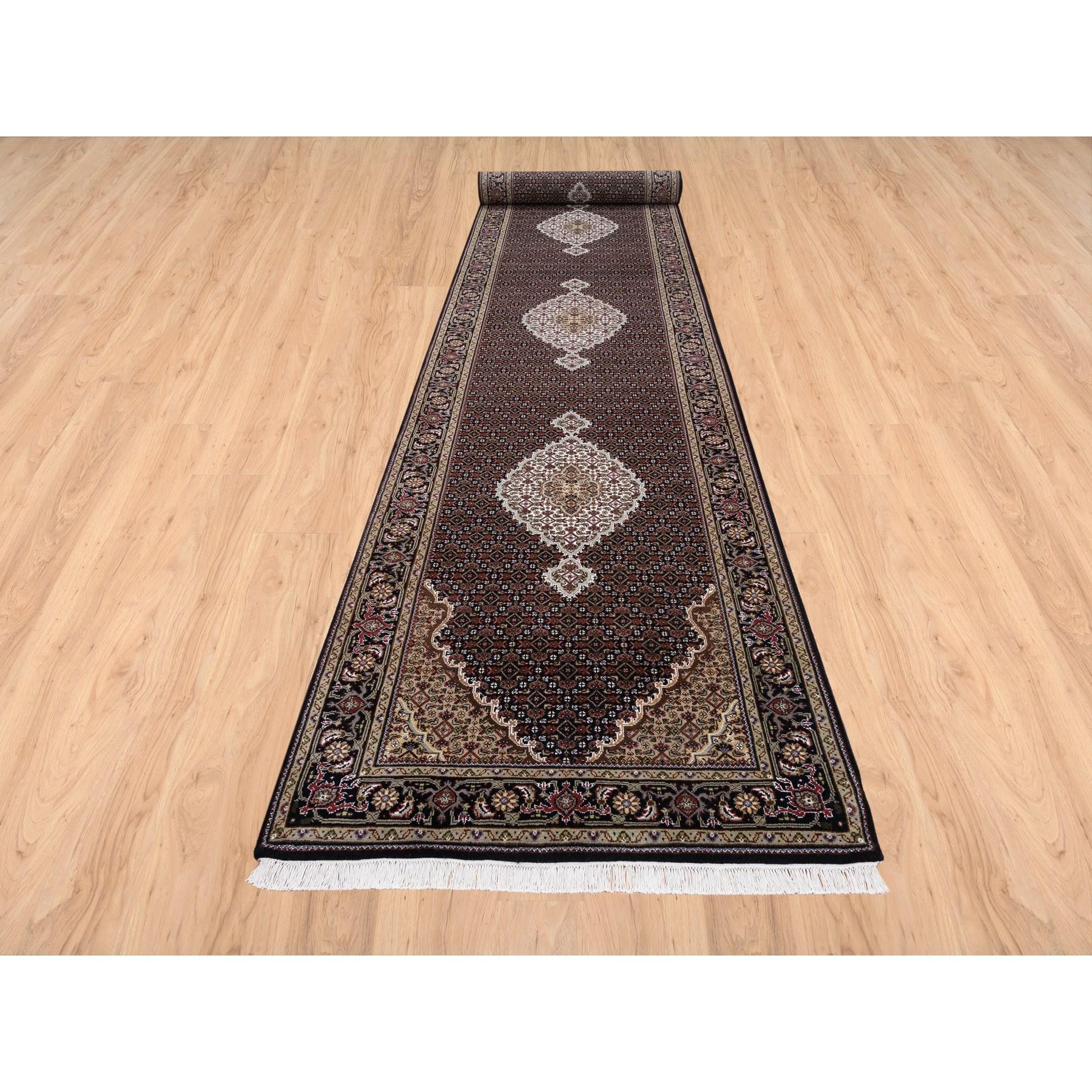 Il s'agit d'une véritable pièce unique, nouée à la main, en laine Tabriz Mahi noir avec médaillons de poissons, tapis de course oriental large XL. Il a été noué pendant des mois et des mois selon les techniques artisanales de tissage séculaires par