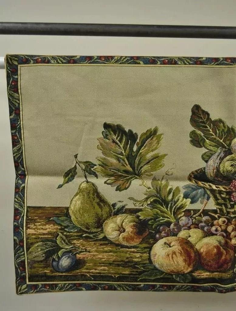 Tapisserie Aubusson Nature Morte Fruits Fond Beige. Circa 21ème siècle. Dimensions : 26